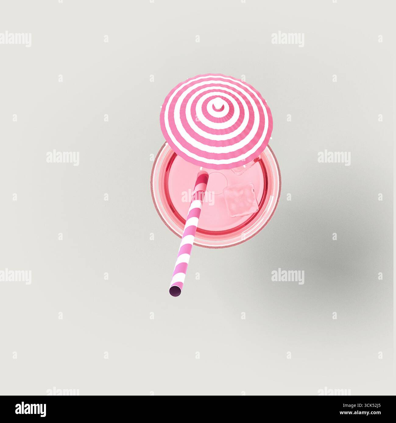 Ein verspieltes rosafarbenes Getränk mit gestreiftem Stroh und einem skurrilen Deckel, perfekt für eine Erfrischung im Sommer. Stockfoto