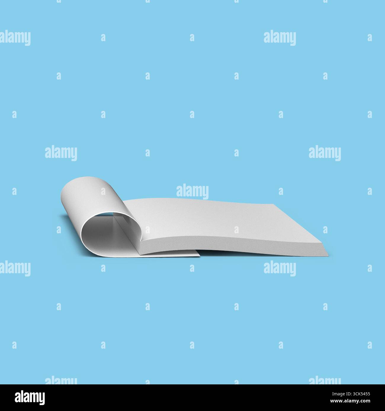 Ein leeres, gewelltes Blatt Papier, ideal für Notizen oder Skizzen. Stockfoto