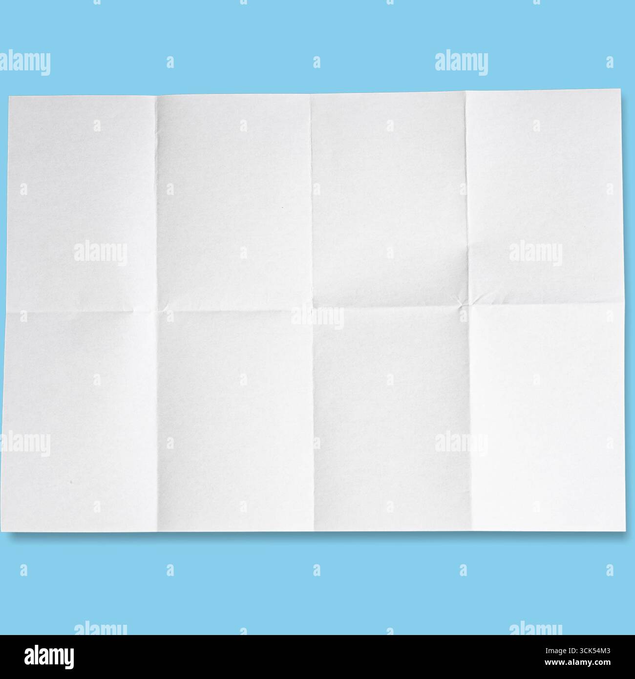 Ein leeres, gefaltetes Blatt Papier, ideal für Notizen, Skizzen oder kreative Projekte. Stockfoto