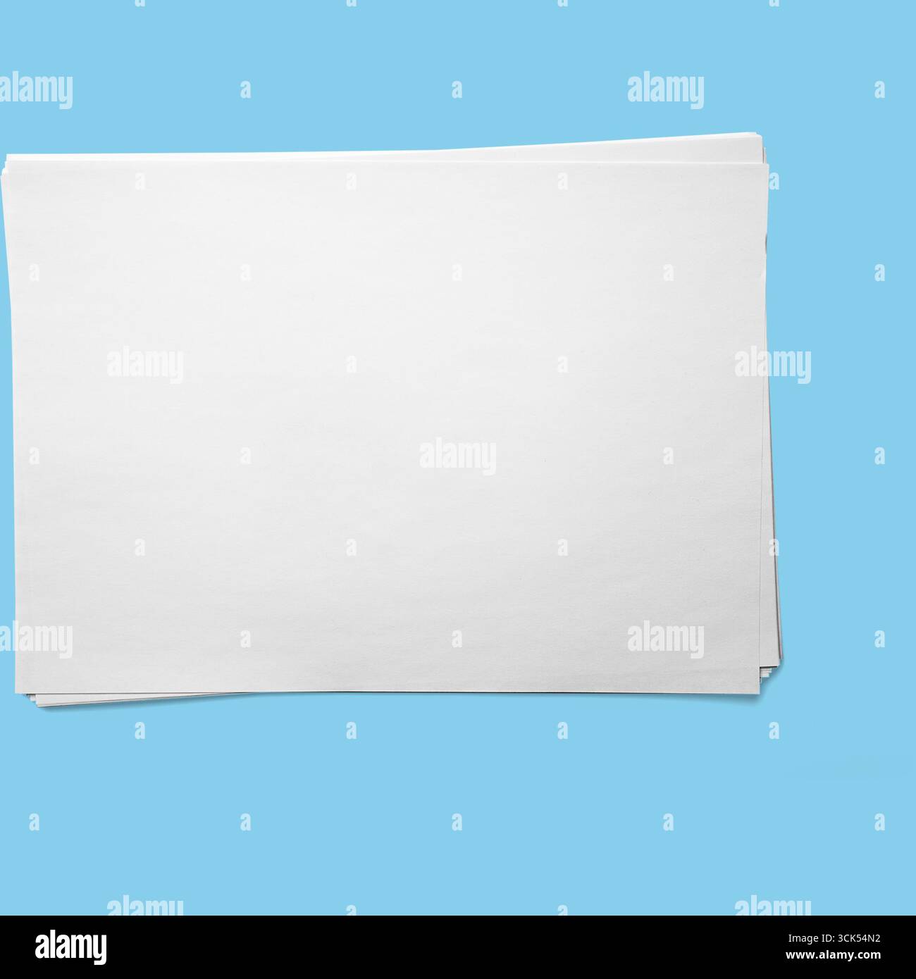 Ein leeres Blatt Papier, bereit für Notizen oder Zeichnungen. Stockfoto