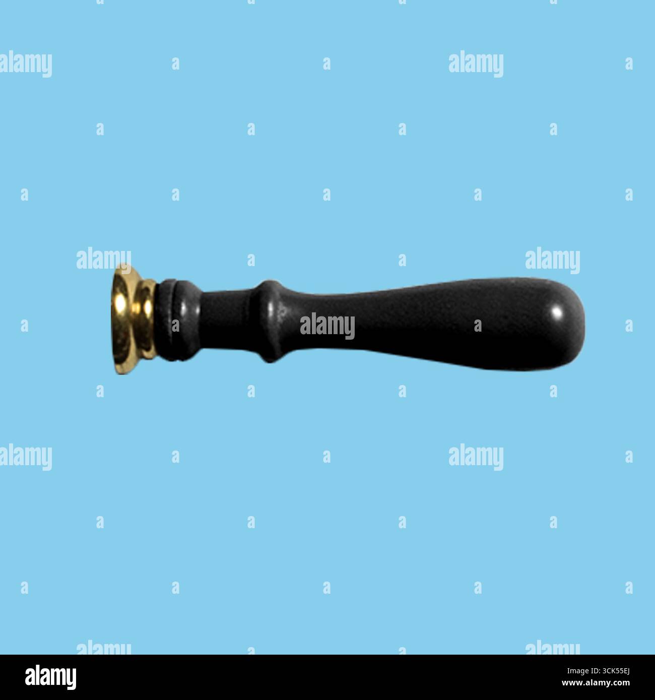 Ein Werkzeug mit schwarzem Griff und goldfarbener Spitze, das wahrscheinlich zum Abdichten oder Stanzen verwendet wird. Stockfoto