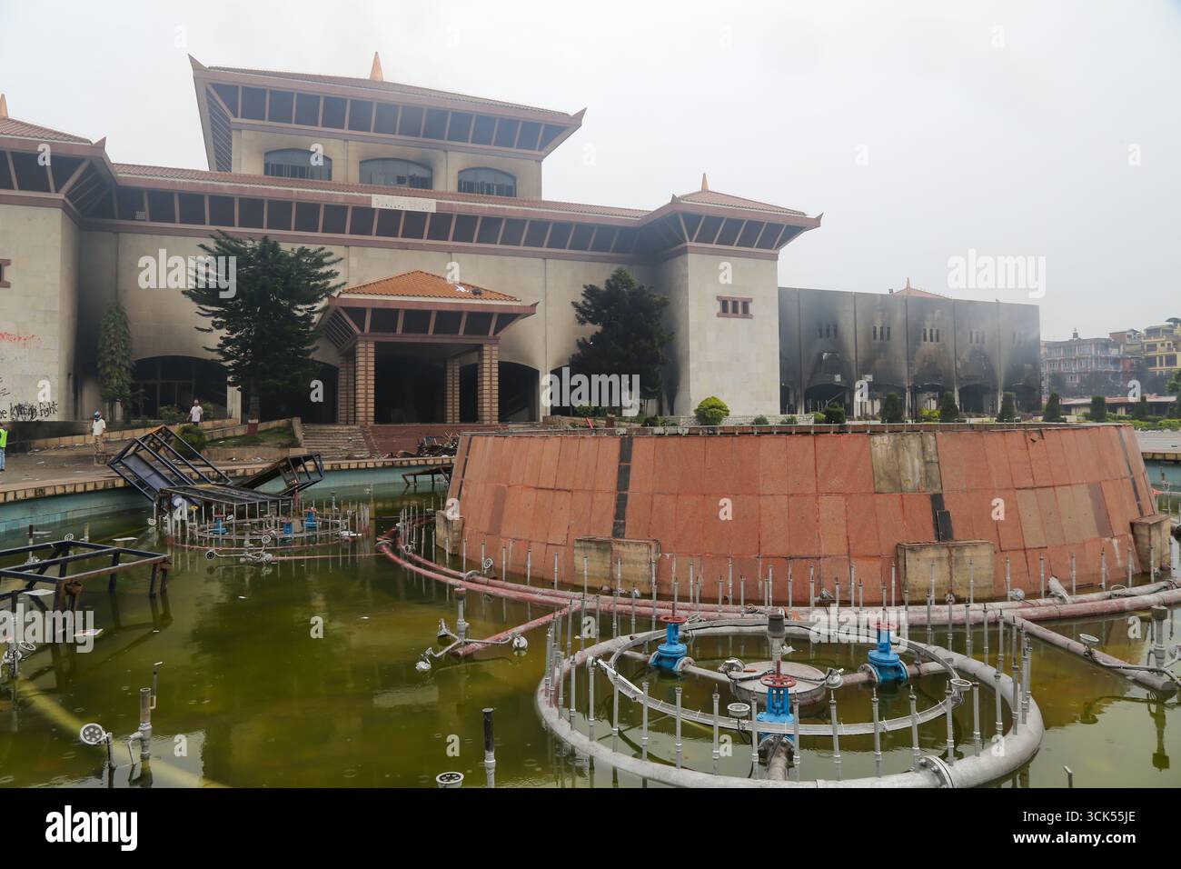 Kathmandu, Nepal. September 2025. Nepals parlamentsgebäude, das am 9. September von den Demonstranten bei der gewalttätigen Demonstration in Brand gesetzt wurde. Quelle: SOPA Images Limited/Alamy Live News Stockfoto