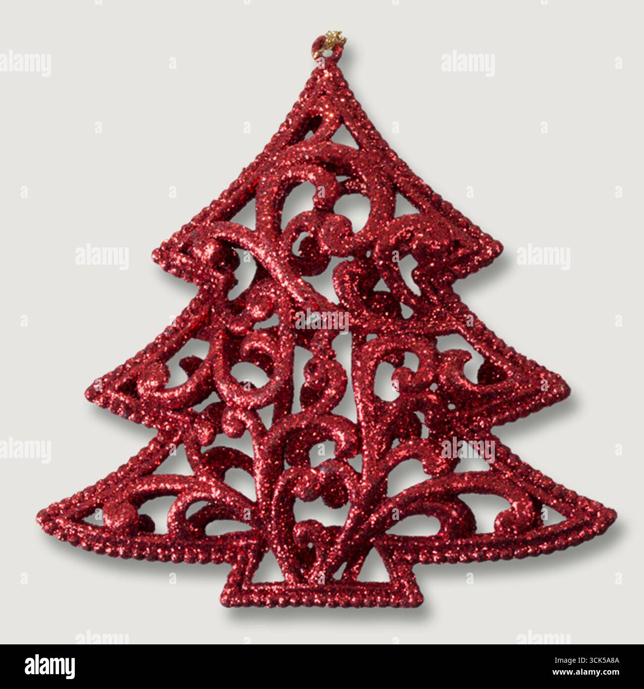 Ein dekorativer Weihnachtsbaumschmuck mit rotem Glitzer für festliche Feierlichkeiten. Stockfoto