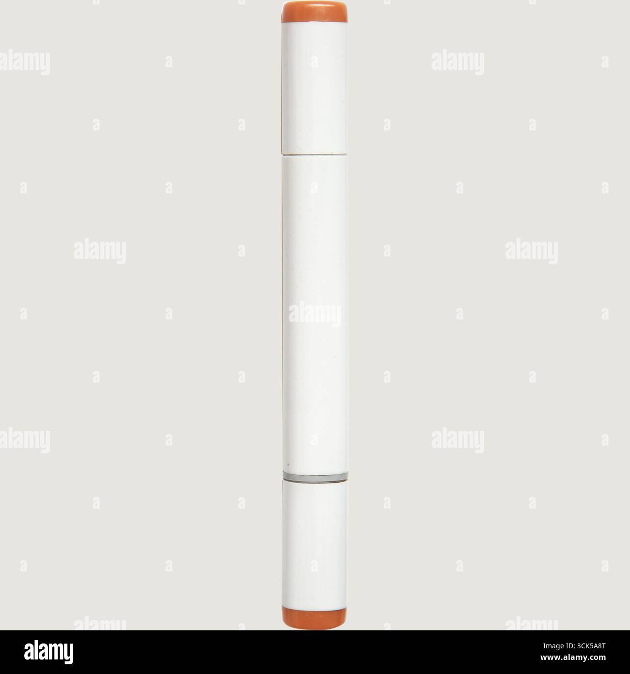 Ein schlankes, zylindrisches Schreibgerät mit weißem Gehäuse und orangefarbener Kappe für flüssiges Schreiben. Stockfoto