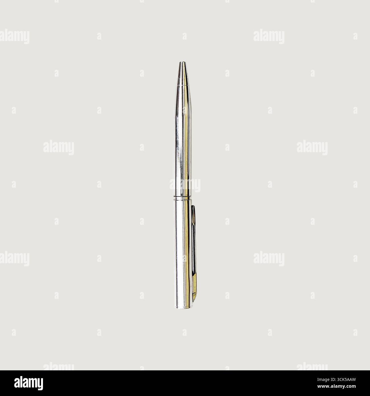 Ein schlanker silberner Stift zum Schreiben mit Klickmechanismus für mehr Komfort. Stockfoto