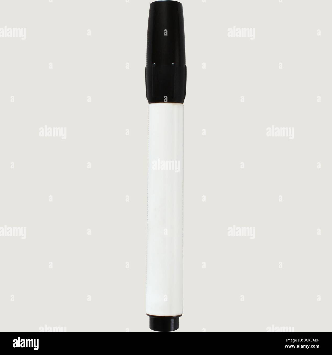 Ein schwarz-weißer Markierstift zum Schreiben oder Zeichnen auf verschiedenen Oberflächen. Stockfoto