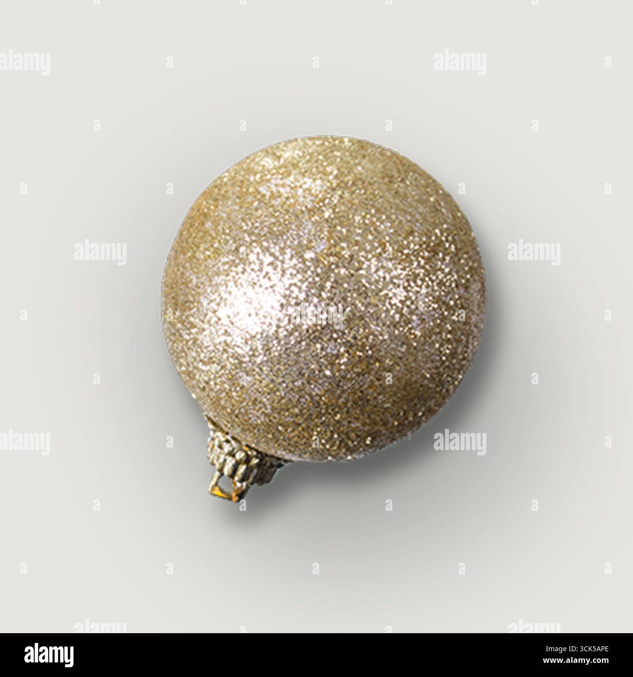 Ein glitzerndes goldenes Weihnachtsschmuck, perfekt für Weihnachtsdekorationen und festliche Feierlichkeiten. Stockfoto