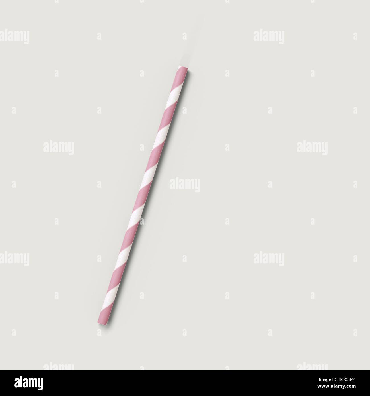 Ein rosa und weiß gestreifter Strohhalm, der häufig für Getränke verwendet wird. Stockfoto