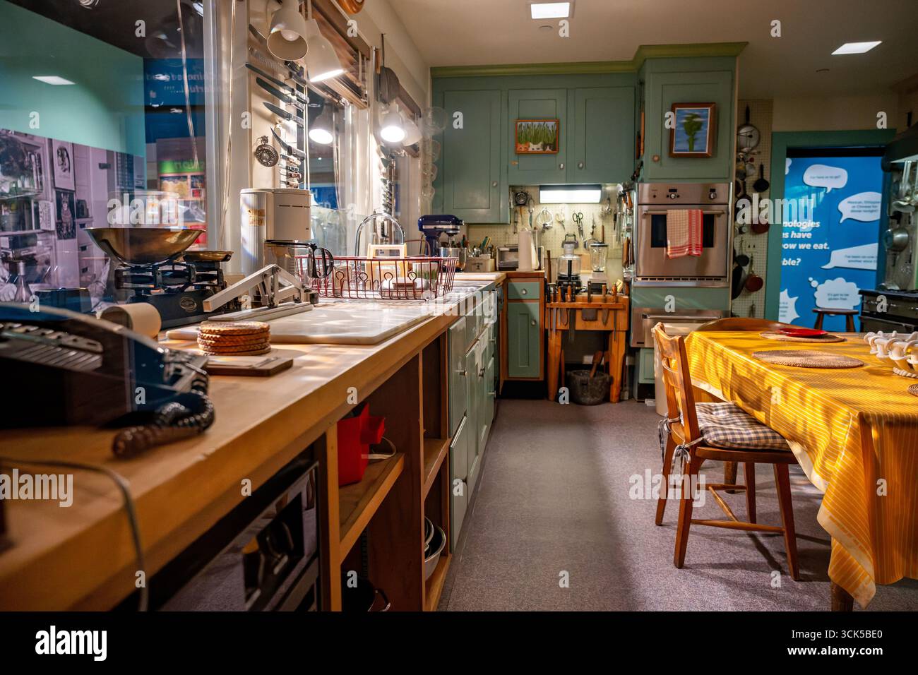 Julia Childs Kitchen Smithsonian National Museum of American History Washington DC // WASHINGTON DC – Julia Childs Kitchen, wie sie im Smithsonian National Museum of American History aufbewahrt wurde, zeigt die Werkzeuge und Geräte, die die berühmte Chefin während ihrer kulinarischen Karriere verwendet hat. Die Ausstellung beleuchtet Gegenstände, die sie Ende der 1940er Jahre erworben hat, darunter jene aus ihrer Zeit an der Cordon Bleu Schule in Paris, sowie Gadgets aus den 1990er Jahren Diese Ausstellung dient als Zeitkapsel von Technologien, die in der zweiten Hälfte des 20. Jahrhunderts in amerikanischen Küchen üblich waren. Die Küche ist ausgestattet mit Autorisierung Stockfoto