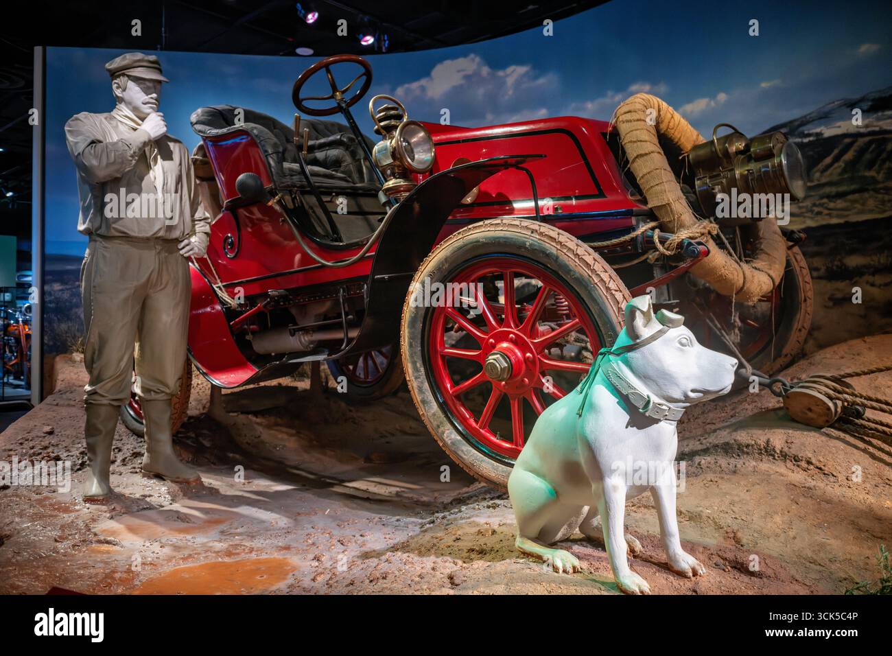 Smithsonian National Museum of American History First Automobile Transcontinental Crossing Washington DC // WASHINGTON DC — eine Ausstellung im Smithsonian National Museum of American History zeigt die erste transkontinentale Überquerung, eine Reise, die 1903 stattfand. Die Ausstellung zeigt eine Nachbildung des Winton-Tourenwagens von 1903 mit dem Namen „Vermont“, der von H. Nelson Jackson und dem Mechaniker Sewall K. Crocker von Kalifornien nach New York gefahren wurde. Trotz schwieriger Bedingungen, einschließlich fehlender Straßen und Brücken, wurde die Reise innerhalb von 63 Tagen abgeschlossen. Ebenfalls abgebildet ist Bud, Jacksons Bulldogge Stockfoto