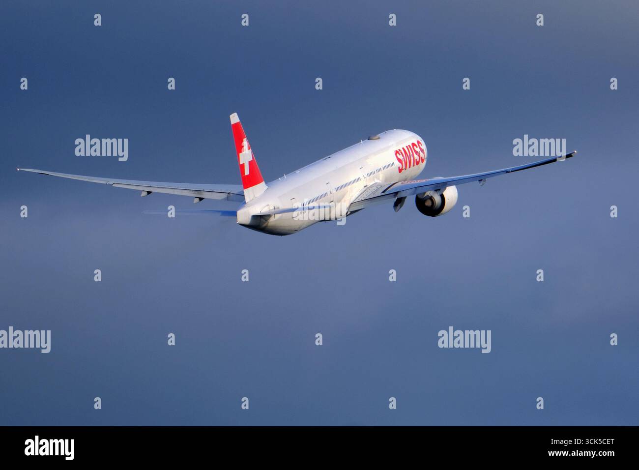 Flugzeuge am Flughafen Zürich - Swiss International Airlines Boeing 777-300 er (HB-JNI) startet vom Flughafen Zürich Stockfoto