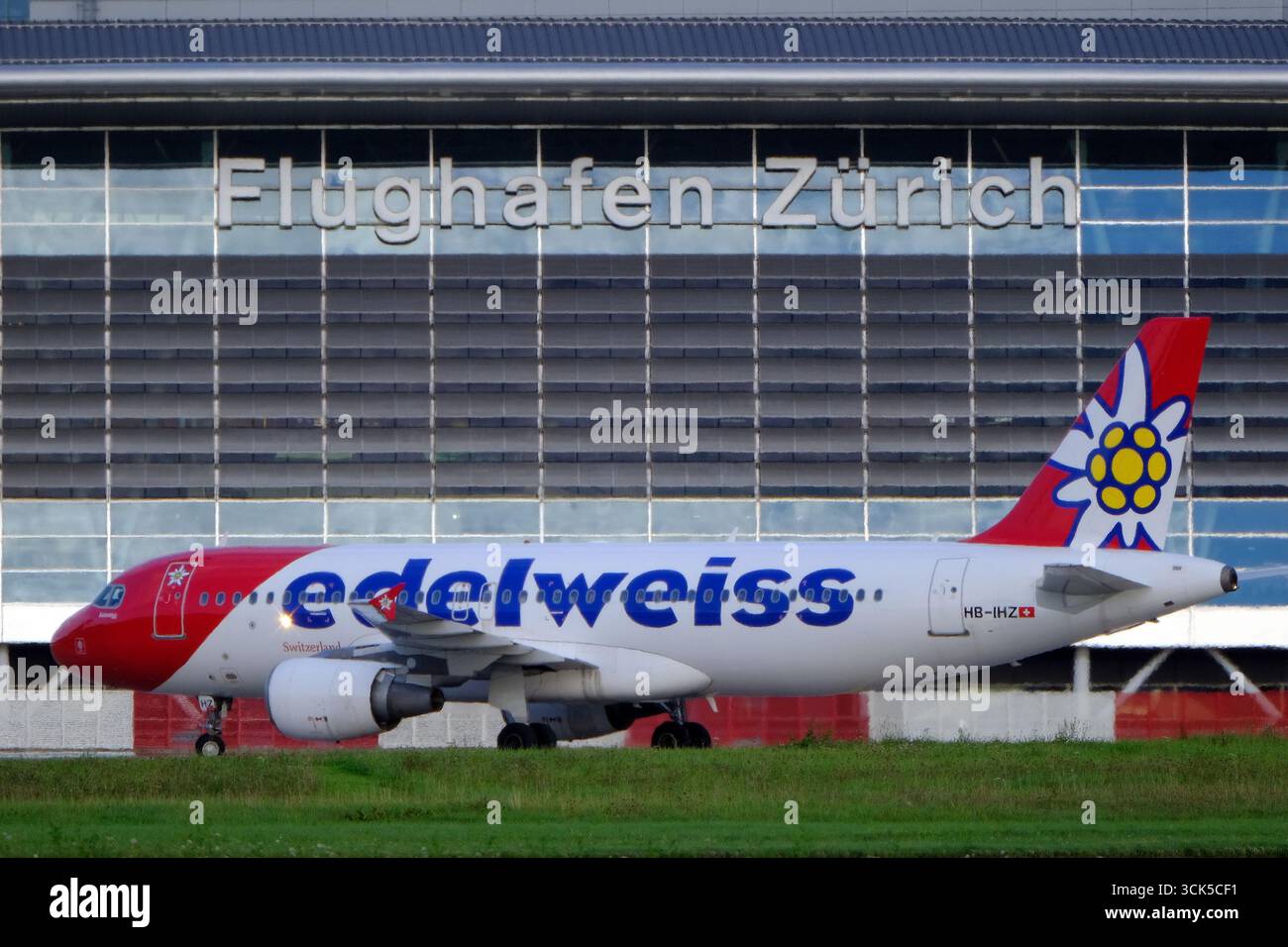 Flugzeuge am Flughafen Zürich - Airbus A320-214 (HB-IHZ), der vor dem Flughafenterminal Zürich fährt Stockfoto