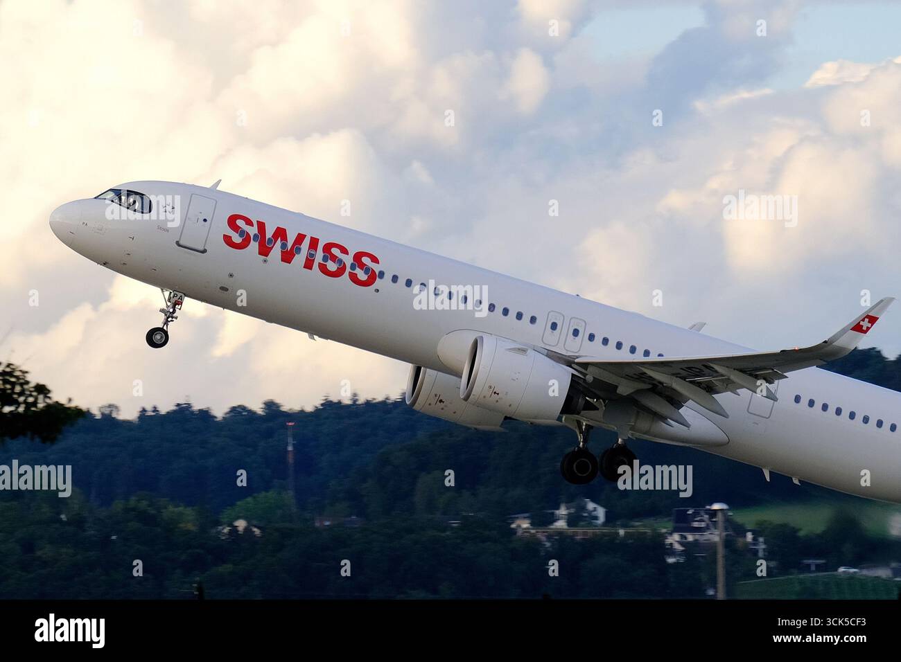 Flugzeuge am Flughafen Zürich - der Schweizer Airbus A321-271NX (HB-JPA) startet vom Flughafen Zürich Stockfoto