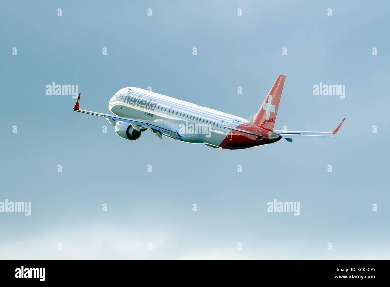 Flugzeuge am Flughafen Zürich - Helvetic Airlines Embraer ERJ 190-200 IGW (HB-JVA) startet vom Flughafen Zürich Stockfoto