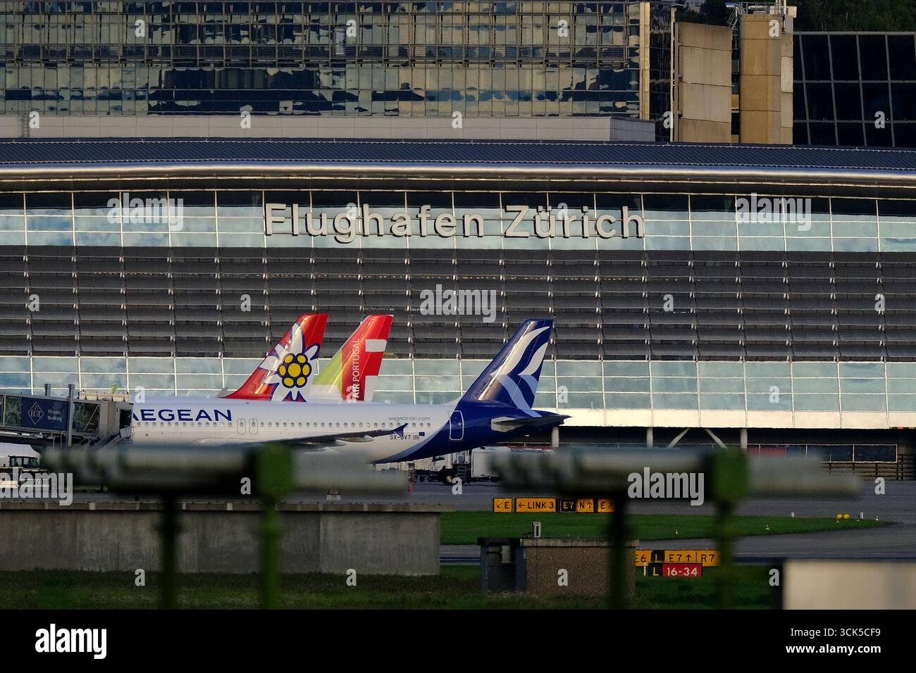 Flugzeuge am Flughafen Zürich - Flughafenterminal Zzurich mit Flugzeugen auf dem Parkplatz Stockfoto