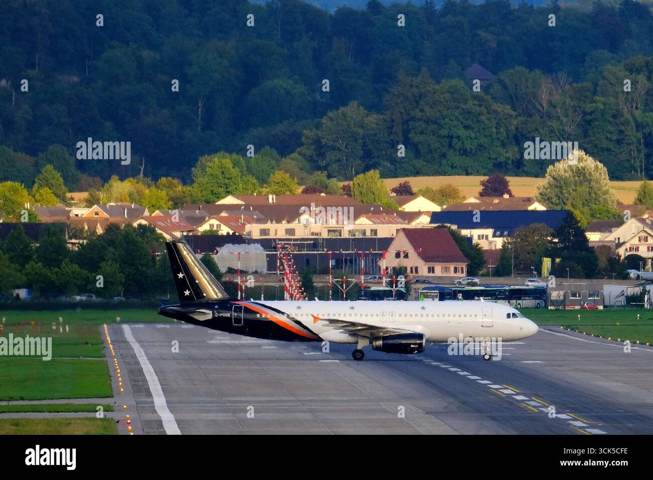 Flugzeuge am Flughafen Zürich - Titan Airways G-POWM (Airbus A320 - MSN 2564) überqueren die Start- und Landebahn und fahren zum Terminal Stockfoto