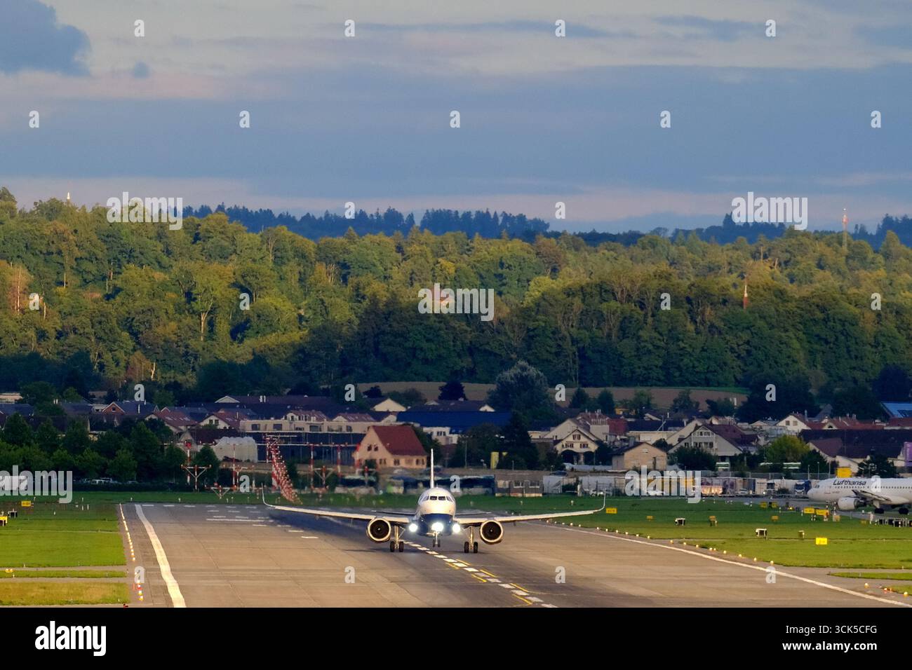 British Airways Airbus A320neo (Registrierung G-TTNW) mit Abflug vom Flughafen Zürich (ZRH), Schweiz, während des Starts Stockfoto