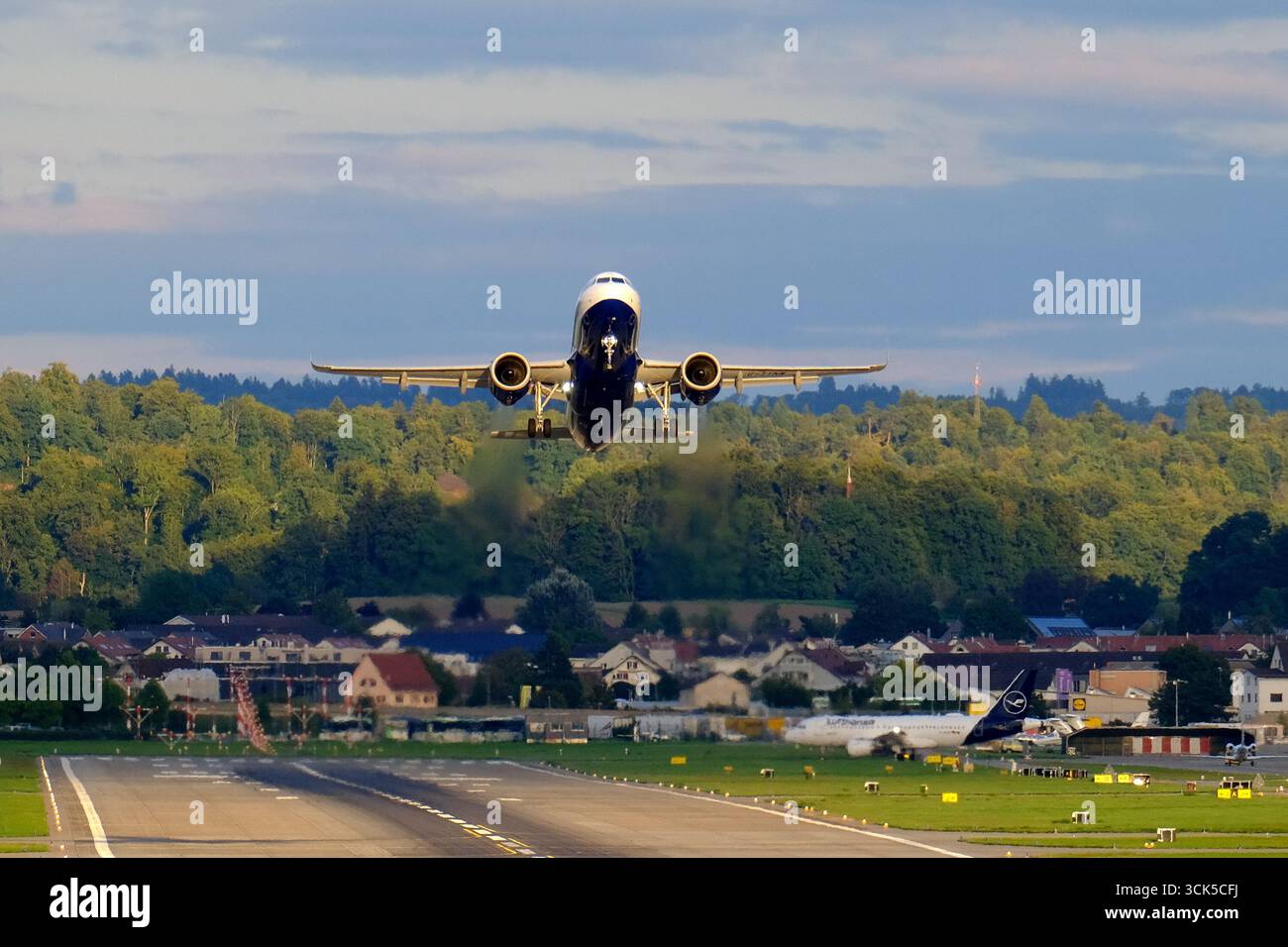 British Airways Airbus A320neo (Registrierung G-TTNW) mit Abflug vom Flughafen Zürich (ZRH), Schweiz, während des Starts Stockfoto
