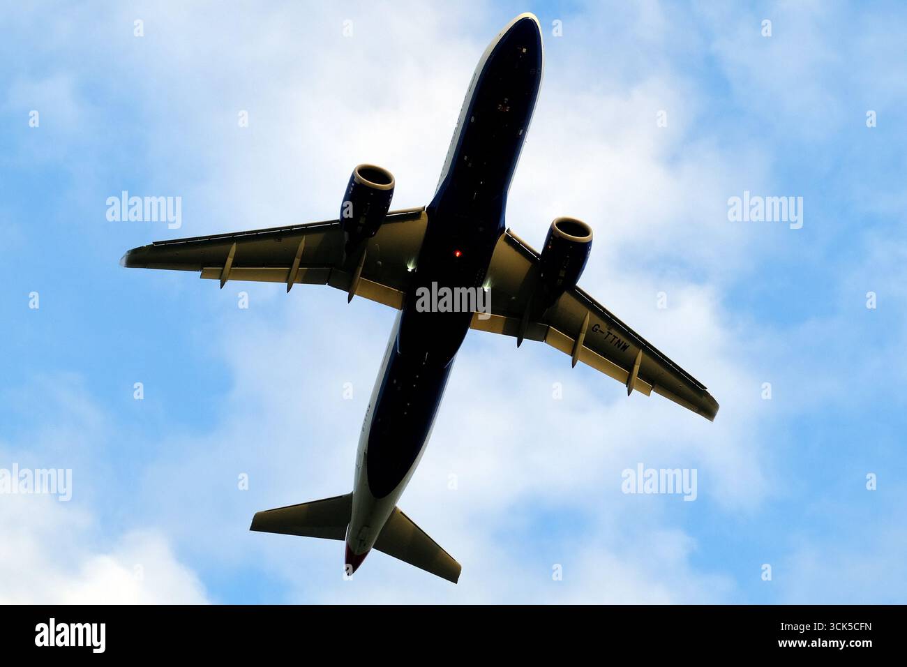 British Airways Airbus A320neo (Registrierung G-TTNW) mit Abflug vom Flughafen Zürich (ZRH), Schweiz, während des Starts Stockfoto