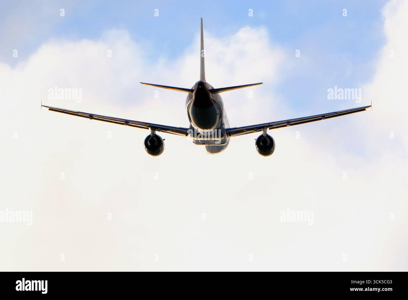Austrian Airways Airbus A320-214 (Registrierung OE-LBJ) mit Abfahrt vom Flughafen Zürich (ZRH), Schweiz, während des Starts. Stockfoto