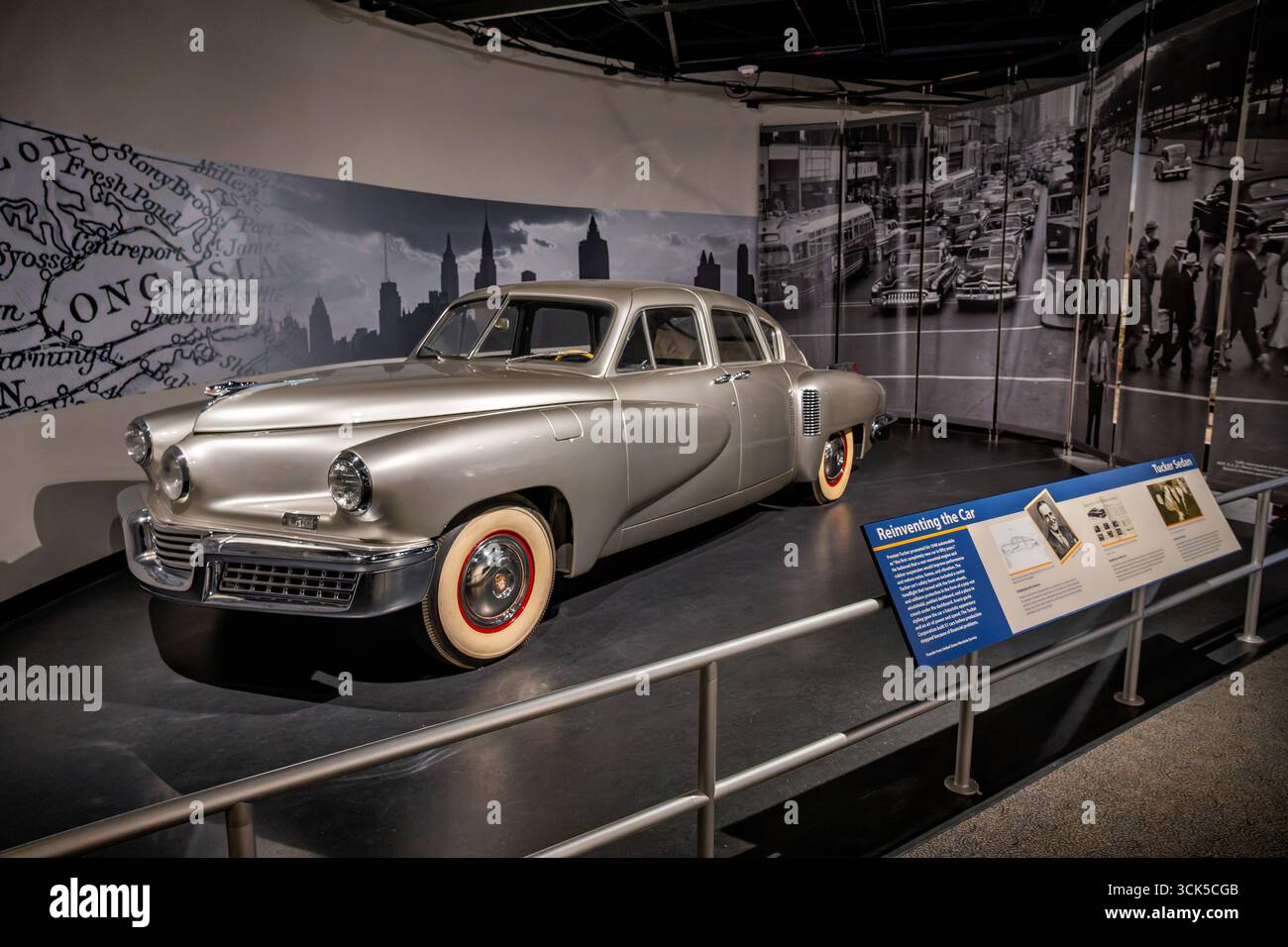 Smithsonian National Museum of American History Preston Tucker Automobile Washington DC // WASHINGTON DC — Ein 1948er Tucker Sedan ist Teil der Ausstellung America on the Move im Smithsonian National Museum of American History. Diese Ausstellung untersucht, wie der Transport von 1876 bis 1999 die amerikanische Identität geprägt hat. Preston Tucker bewarb sein Auto als „das erste komplett neue Auto seit 50 Jahren“, mit einem Heckmotor und Sicherheitsinnovationen wie einem Mittelscheinwerfer und einer ausklappbaren Windschutzscheibe. Die Tucker Corporation produzierte nur 51 Autos, bevor es um finanzielle Probleme ging Stockfoto