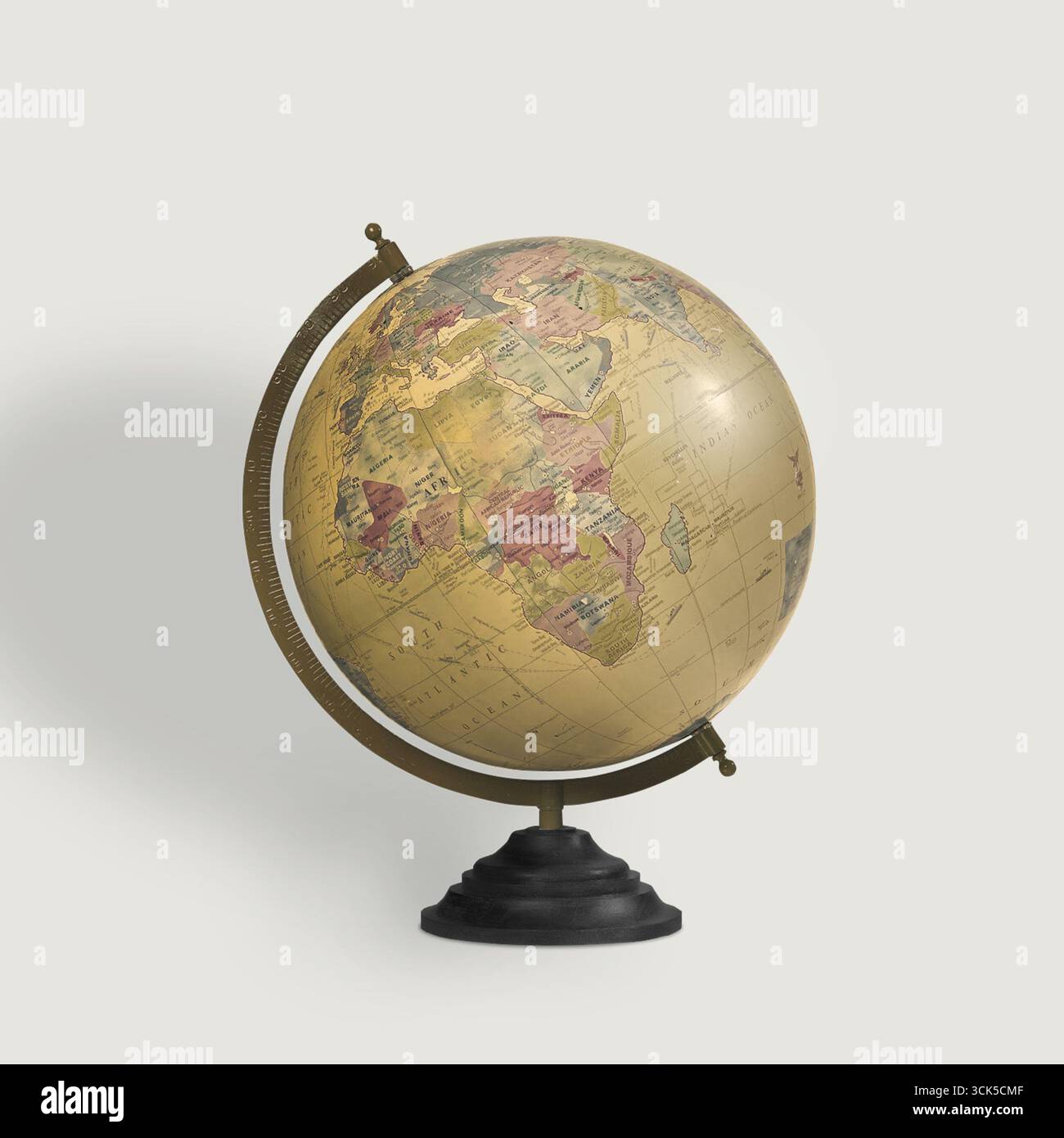 Ein Vintage-Globus mit geografischen Merkmalen und Ländern, der für Bildungs- und Dekorationszwecke verwendet wird. Stockfoto