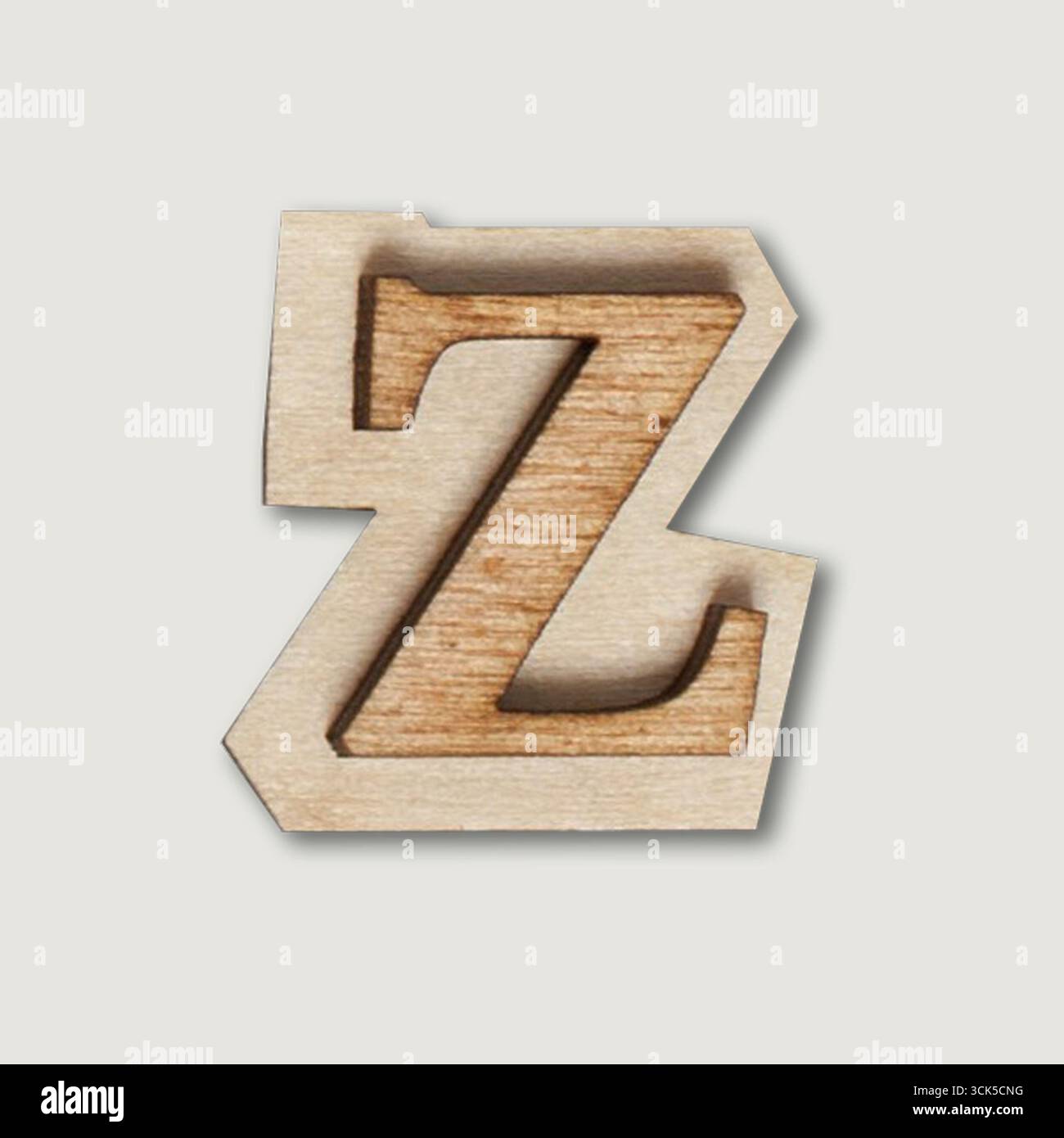 Das Z-Design aus Holz zeigt einen mehrschichtigen Effekt mit einer natürlichen Oberfläche. Stockfoto