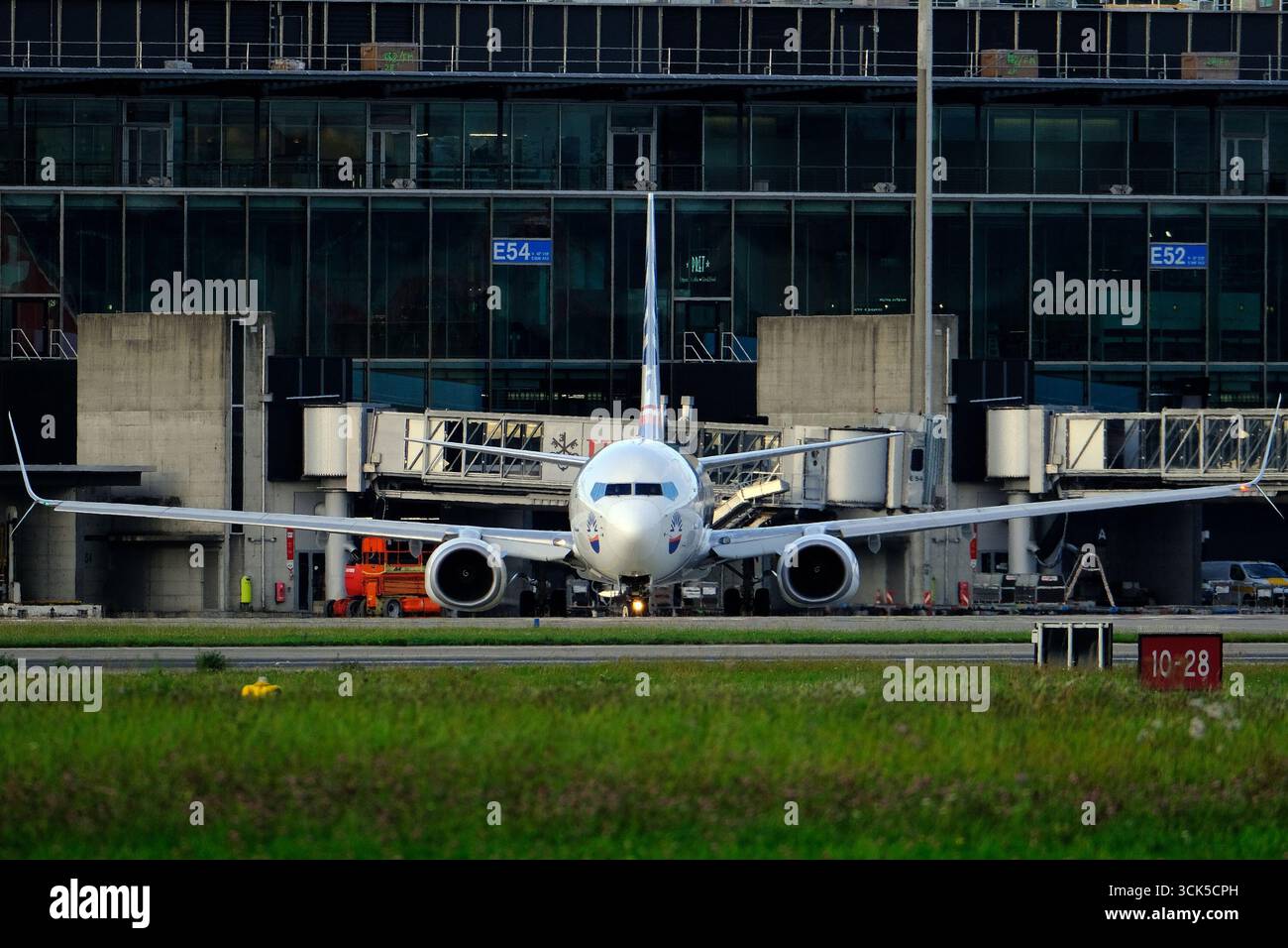 Flugzeuge am Flughafen Zürich - TC-SPF SunExpress Boeing 737-800 macht einen Pish-back und fährt zum Start am Flughafen Zürich Stockfoto