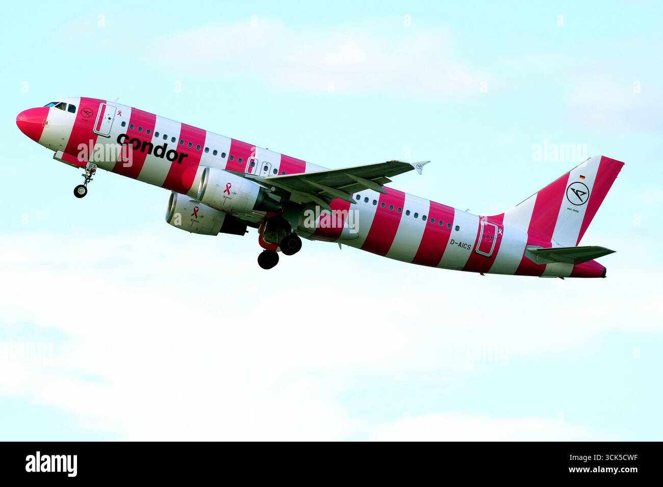 Der Airbus A320 D-AICS der Condor Airlines in rosafarbener Sonderlackierung bezog sich auf die FlyPink-Initiative, um die Unterstützung für die Brustkrebsprävention zu erhöhen Stockfoto