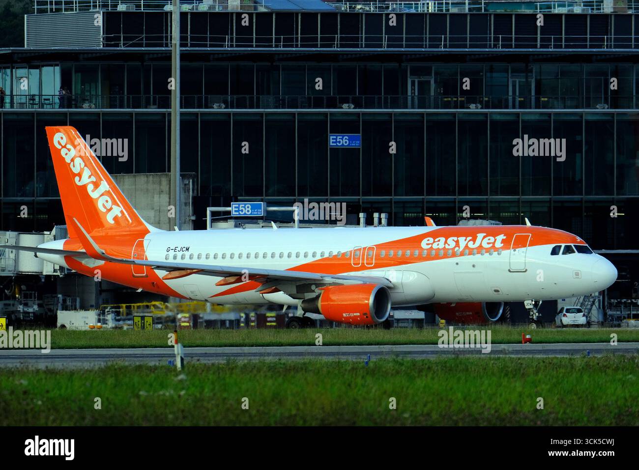 Flugzeuge am Flughafen Zürich - G-EJCM easyJet Airbus A320-214 im Rollen am Flughafen Zürich Stockfoto