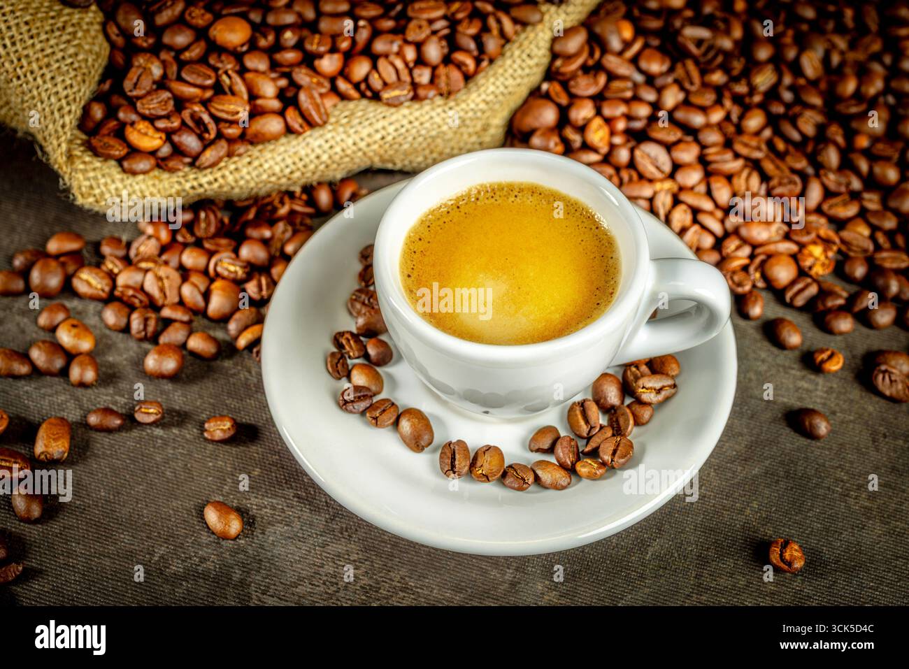Weißer Sacksack für Espresso-Kaffeetassen Stockfoto