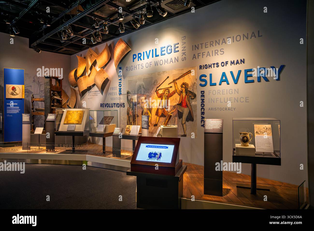 Smithsonian National Museum of American History American Democracy Washington DC // WASHINGTON DC – die Ausstellung The American Democracy: A Great Leap of Faith im Smithsonian National Museum of American History untersucht die Entwicklung von Bürgerbeteiligung, Debatten und Kompromissen in den Vereinigten Staaten. Die Ausstellung zeigt Artefakte und Ausstellungen zu wichtigen historischen Themen wie Fraktionen, Revolutionen, freie Presse und Sklaverei. Eine Ausstellung zeigt die Rolle demokratisch-republikanischer Gesellschaften und ihre Interaktion mit Persönlichkeiten wie Präsident Thomas Jefferson. Das Museum ist dem Museum gewidmet Stockfoto