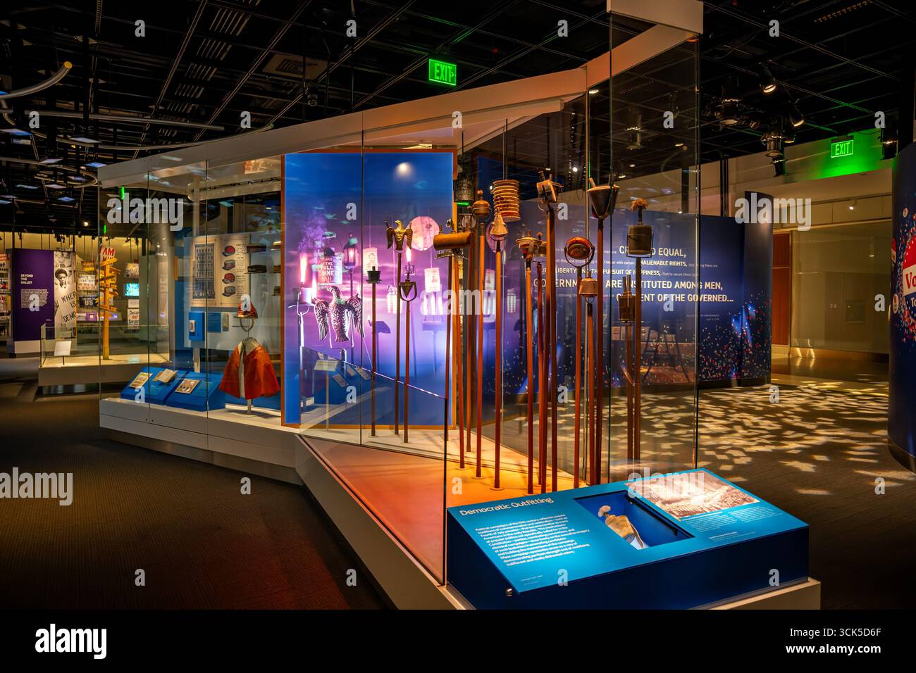 Smithsonian National Museum of American History Washington DC // WASHINGTON DC – Artefakte zu politischen Kampagnen des 19. Jahrhunderts, darunter Fackeln und Umhänge, werden in der Ausstellung American Democracy: A Great Leap of Faith im Smithsonian National Museum of American History ausgestellt. Die Ausstellung befasst sich mit Bürgerbeteiligung, Debatten und Kompromissen in den Vereinigten Staaten von ihrer Gründung bis heute. Der Abschnitt „demokratische Ausstattung“ zeigt, wie politische Kampagnen populäre Traditionen wie Paraden vom 4. Juli zur Mobilisierung der Wähler einbrachten. Diese Brille, featur Stockfoto