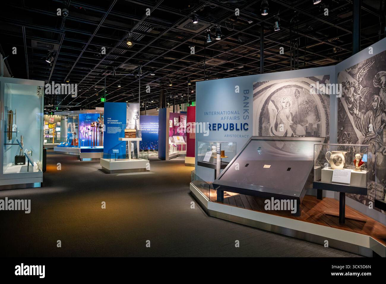 Smithsonian National Museum of American History Washington DC // WASHINGTON DC — die Ausstellung „American Democracy: A Great Leap of Faith“ wird im Smithsonian National Museum of American History ausgestellt. Diese Ausstellung befasst sich mit der Geschichte der Bürgerbeteiligung, Debatten und Kompromisse von der Gründung der Nation bis heute. Zu den Ausstellungsstücken gehören Artefakte und Informationen über die Demokratie, internationale Angelegenheiten und die republik. Das Museum selbst ist ein Archiv der amerikanischen Geschichte und Kultur, das sich im Herzen der Hauptstadt des Landes befindet und als lebenswichtiger Ort dient Stockfoto