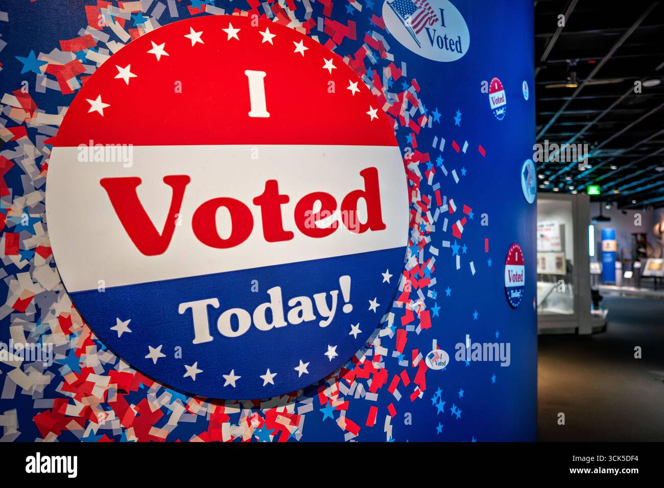 Smithsonian National Museum of American History I Voted Display Washington DC // WASHINGTON DC – das Smithsonian National Museum of American History zeigt eine Ausstellung, die das Engagement der Bürger fördert und den Satz „Ich habe heute gestimmt!“ trägt. Deutlich sichtbar angezeigt. Die Ausstellung ist mit roten, weißen und blauen Konfetti und Sternen dekoriert, die eine festliche Atmosphäre rund um den Akt der Abstimmung hervorrufen. Diese Ausstellung ist Teil der umfassenderen Mission des Museums, die Geschichte der amerikanischen Demokratie und Bürgerbeteiligung zu erforschen. Das Smithsonian National Museum of American History befindet sich in Washington DC. Stockfoto