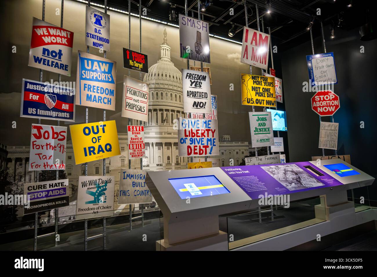 Smithsonian National Museum of American History American Democracy Washington DC // WASHINGTON DC – das Smithsonian National Museum of American History zeigt Protestzeichen verschiedener Bewegungen in seiner Ausstellung American Democracy: A Great Leap of Faith. Die Schilder decken eine Reihe von sozialen und politischen Fragen ab, darunter die Staatlichkeit von D.C., Einwanderung, wirtschaftliche Ungleichheit und Bürgerrechte. Die Ausstellung beschäftigt sich mit der Geschichte der Bürgerbeteiligung, Debatten und Kompromisse von der Bildung des Landes bis heute. Das Museum befindet sich in Washington D.C. Stockfoto