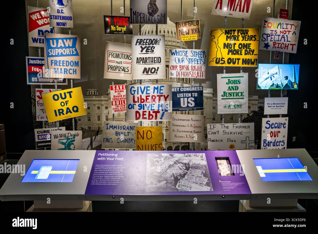 Smithsonian National Museum of American History Protestzeichen Washington DC // WASHINGTON DC – Protestzeichen von verschiedenen Demonstrationen werden im Smithsonian National Museum of American History ausgestellt und zeigen Bürgerbeteiligung und Debatte in der gesamten amerikanischen Geschichte. Die Ausstellung mit dem Titel American Democracy: A Great Leap of Faith befasst sich mit der Entstehung des Landes bis heute. Es zeigt Zeichen von Bewegungen, die sich für die Staatlichkeit von D.C., den Freiheitsmarsch und gegen den Krieg im Irak einsetzen. Andere Zeichen sprechen Themen wie Apartheid, Einwanderung und Gleichheit an und spiegeln unterschiedliche Stimmungen wider Stockfoto