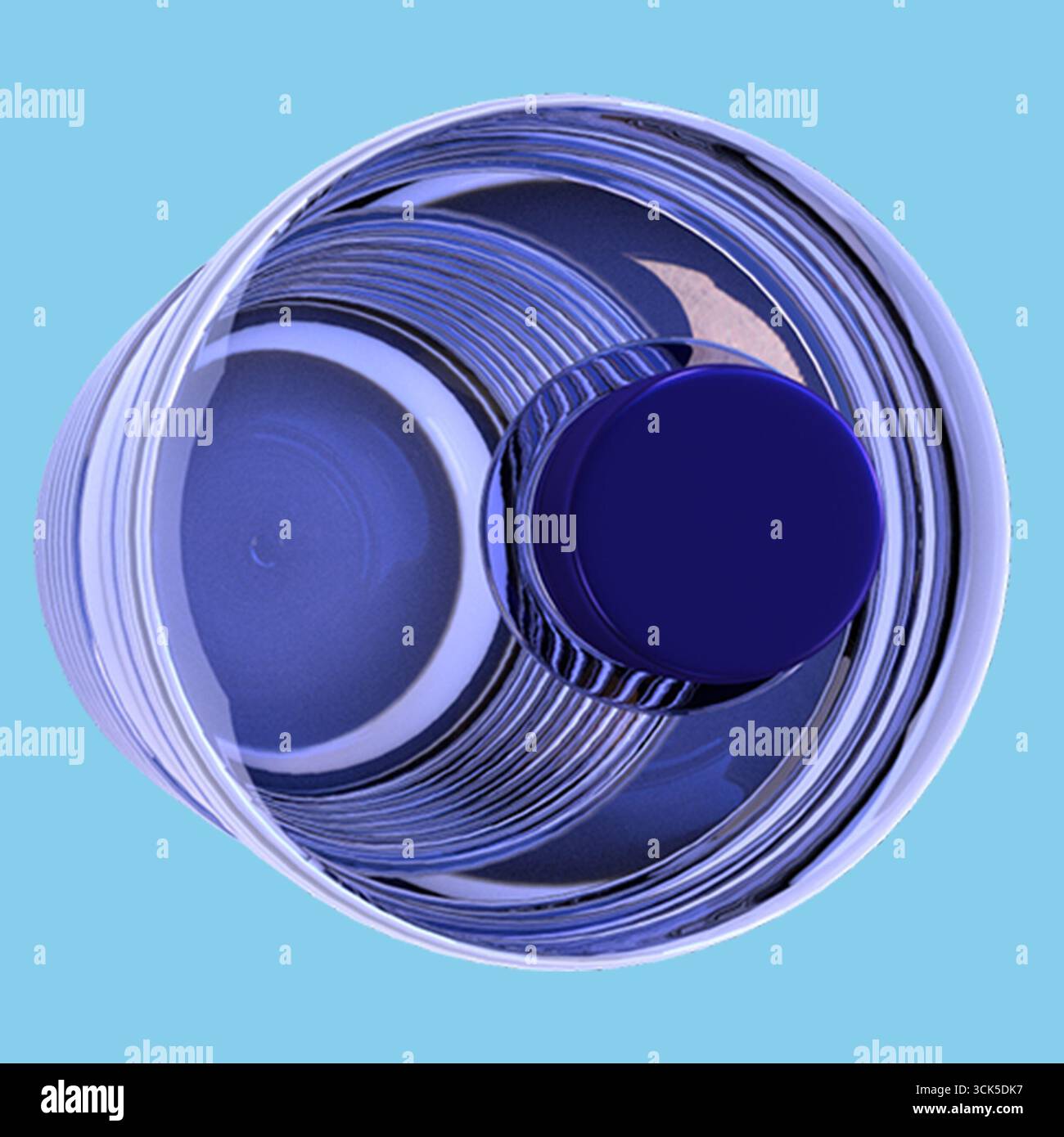 Eine transparente Flasche mit blauem Verschluss von oben nach unten, die ihr Design und ihre Struktur zeigt. Stockfoto