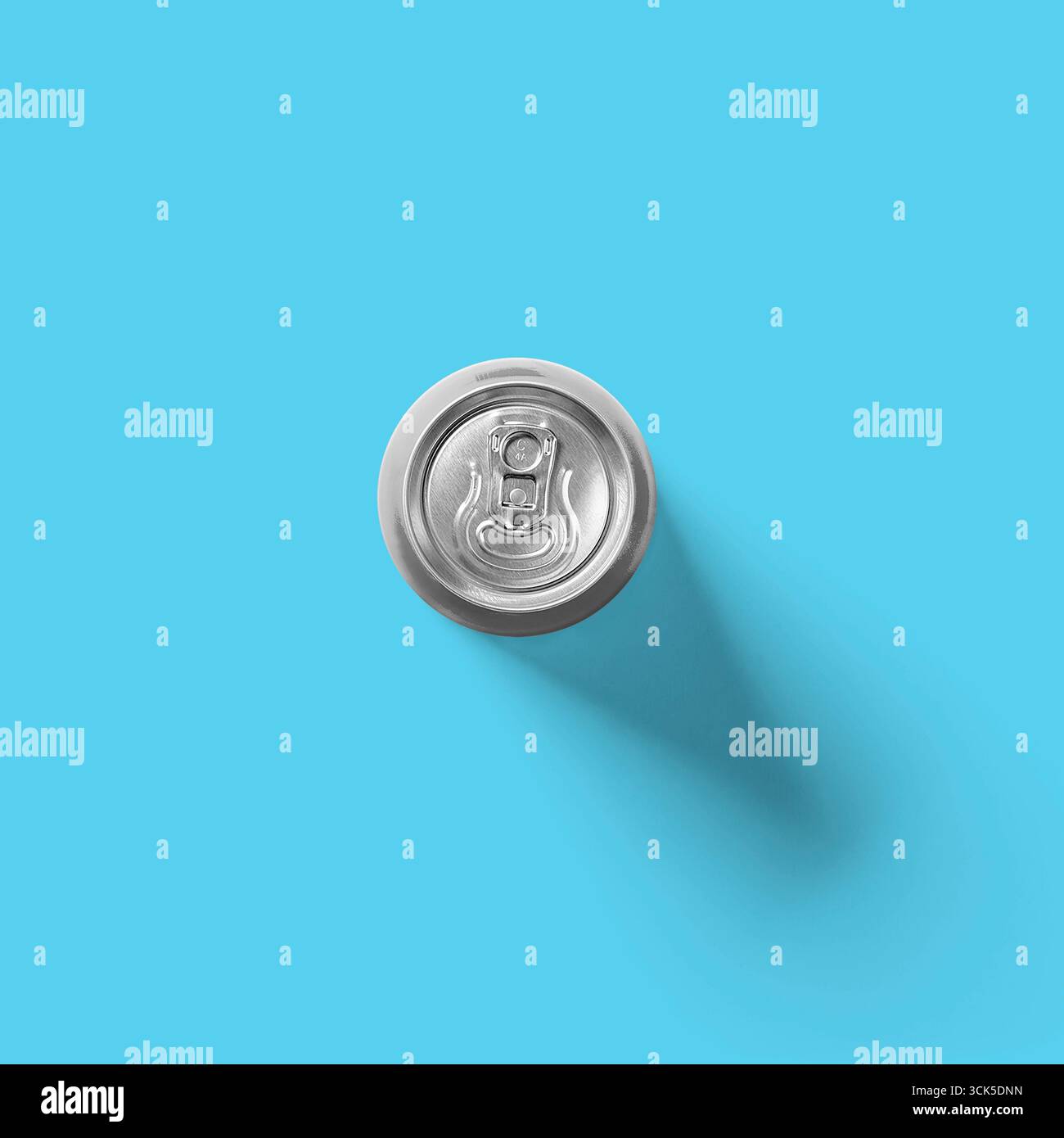 Nahaufnahme einer Aluminiumdose mit Zuglasche und kreisförmigem Design. Stockfoto