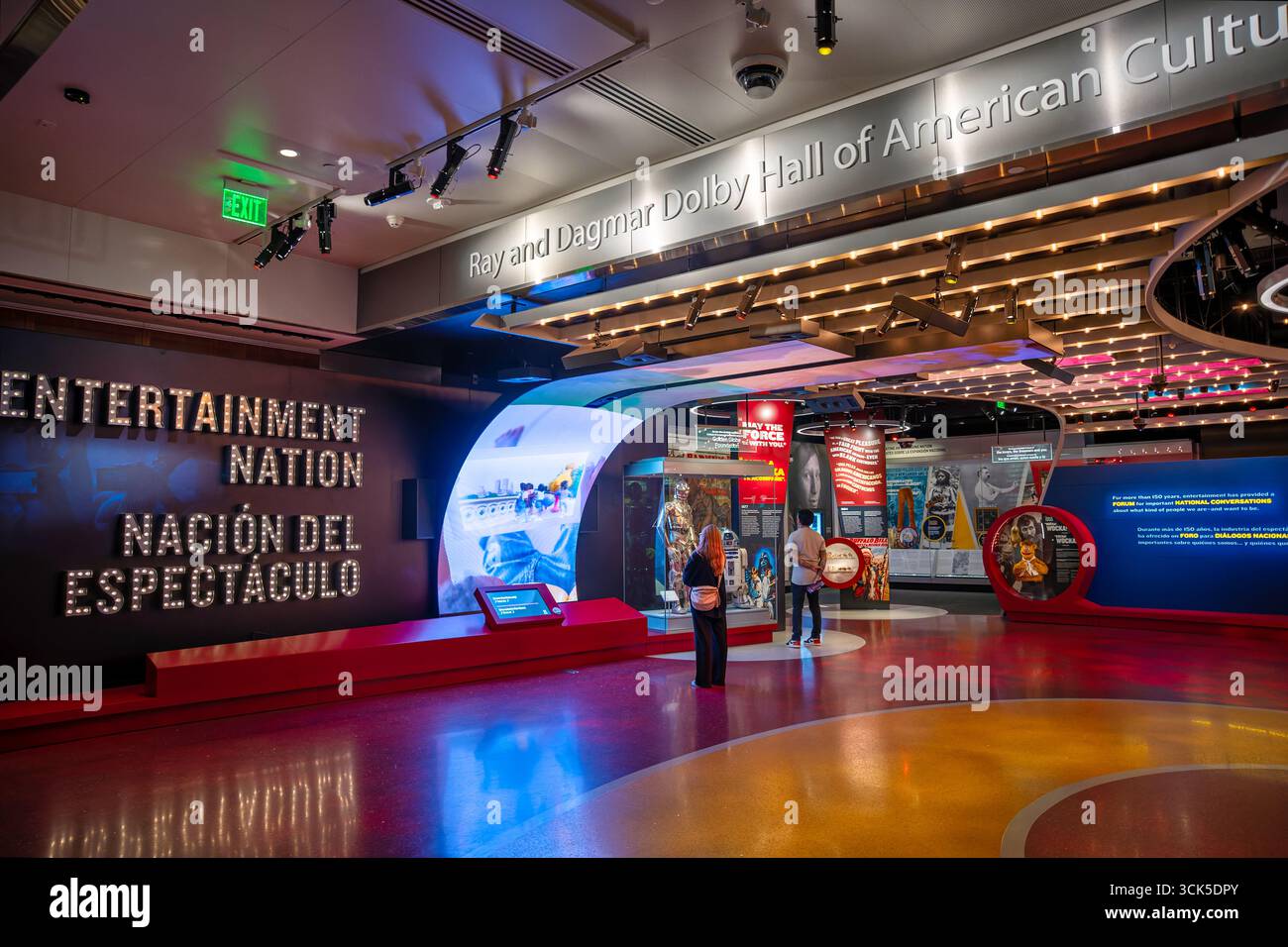 Smithsonian National Museum of American History Entertainment Nation Washington DC // WASHINGTON DC – die Ausstellung Entertainment Nation im Smithsonian National Museum of American History bietet eine dynamische Auswahl an Objekten und interaktiven Erlebnissen. Diese Ausstellung basiert auf der umfangreichen Sammlung von Artefakten, die mit amerikanischem Theater, Musik, Sport, Film und Fernsehen zu tun haben. Die Ray and Dagmar Dolby Hall of American Culture beherbergt dieses beeindruckende Schauspiel. Das Museum in Washington D.C. widmet sich der Bewahrung und Präsentation der Geschichte des Landes. Unterhaltung Stockfoto