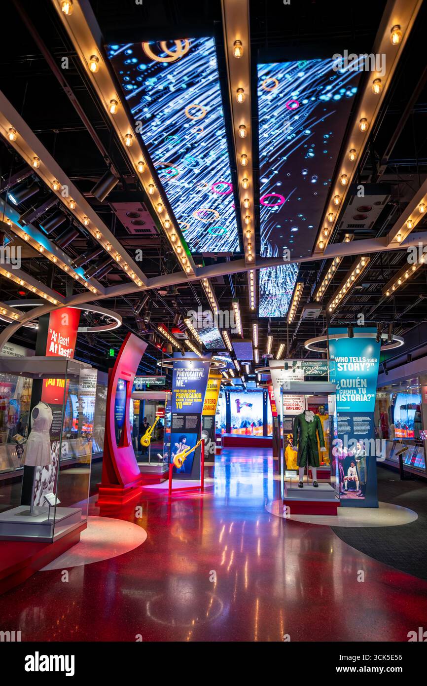 Smithsonian National Museum of American History Entertainment Nation Exhibit Washington DC // WASHINGTON DC – die Ausstellung Entertainment Nation im Smithsonian National Museum of American History bietet eine dynamische Auswahl an Objekten und interaktiven Erlebnissen. Die Ausstellung basiert auf der umfangreichen Sammlung von Artefakten aus dem amerikanischen Theater, Musik, Sport, Film und Fernsehen. Besucher können die verschiedenen Aspekte der amerikanischen Populärkultur durch Ausstellungen erkunden, die einflussreiche Persönlichkeiten und Momente hervorheben. Das Smithsonian National Museum of American History ist dedica Stockfoto