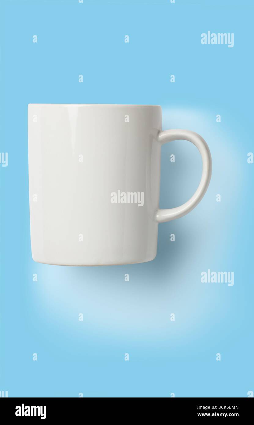 Eine einfache weiße Kaffeetasse mit Schatteneffekt, geeignet für Branding oder persönliche Verwendung. Stockfoto
