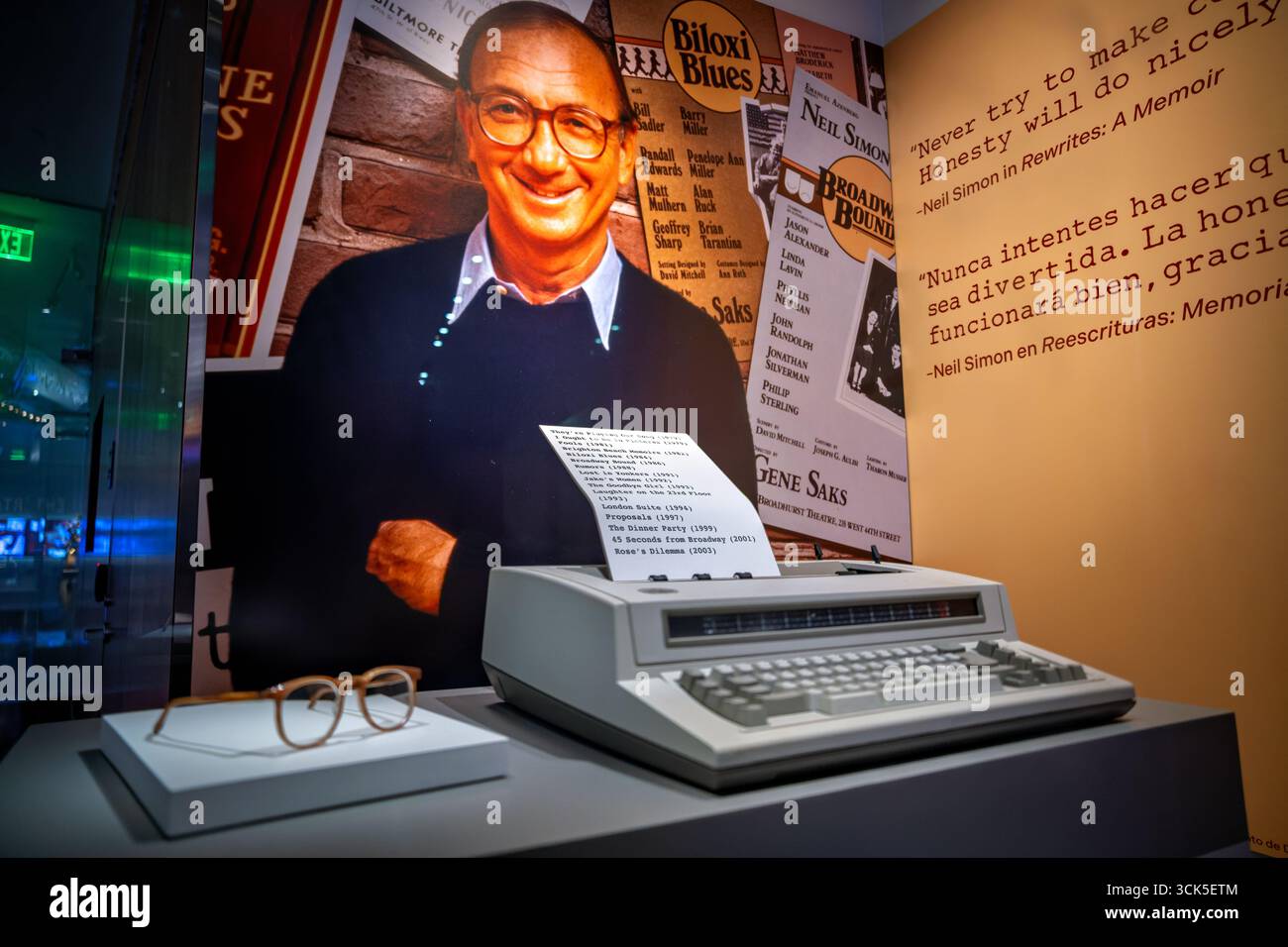 Neil Simon Brillen und Schreibmaschine Smithsonian National Museum of American History Washington DC // WASHINGTON DC – das Smithsonian National Museum of American History zeigt Neil Simons Brille und die Schreibmaschine, die er von 1979 bis 2010 verwendete. Simons mehr als 60 Bühnen- und Filmkomödien nutzten seine Erfahrungen mit jüdischer Familiendynamik und sozialen Widrigkeiten und kreierten einen beobachtenden Stil der Komödie, der zeitgenössisches Fernsehen und Stand-up beeinflusste. Seine Werke ließen das Publikum über die Reaktionen der Charaktere auf alltägliche Frustrationen und Dilemmas lachen, statt über Gags. Das Museum zeigt Ar Stockfoto