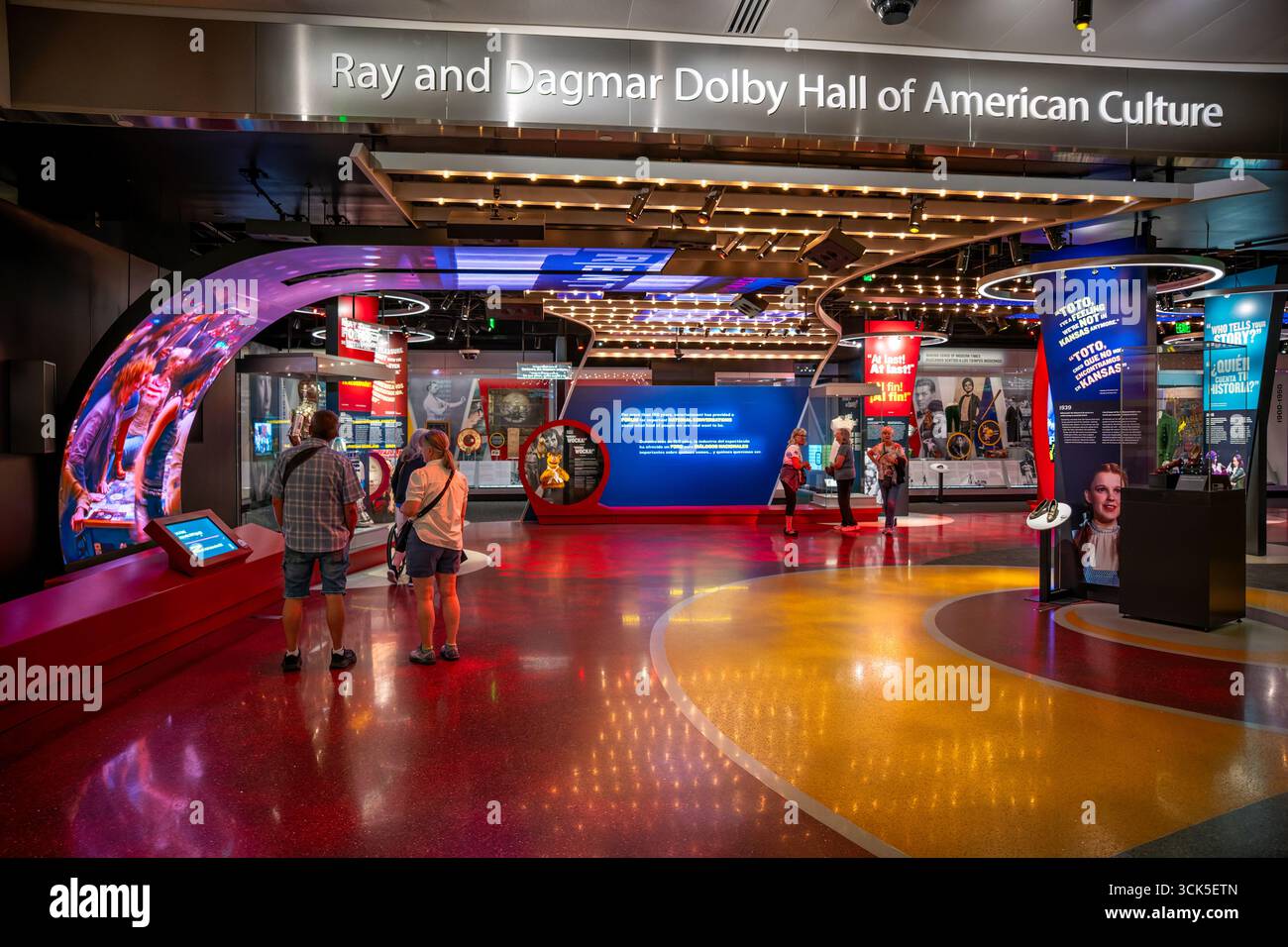 Smithsonian National Museum of American History Washington DC // WASHINGTON DC — die Ausstellung Entertainment Nation im Smithsonian National Museum of American History zeigt eine dynamische Auswahl an Objekten und interaktiven Erlebnissen aus der umfangreichen Sammlung der amerikanischen Unterhaltungsgeschichte. Die Ausstellung befindet sich in der Ray and Dagmar Dolby Hall of American Culture und zeigt Artefakte aus Theater, Musik, Sport, Film und Fernsehen. Diese Ausstellung untersucht, wie Unterhaltung nationale Gespräche und kulturelle Identität geprägt hat. Das Museum, eine Smithsonian Institution, Stockfoto