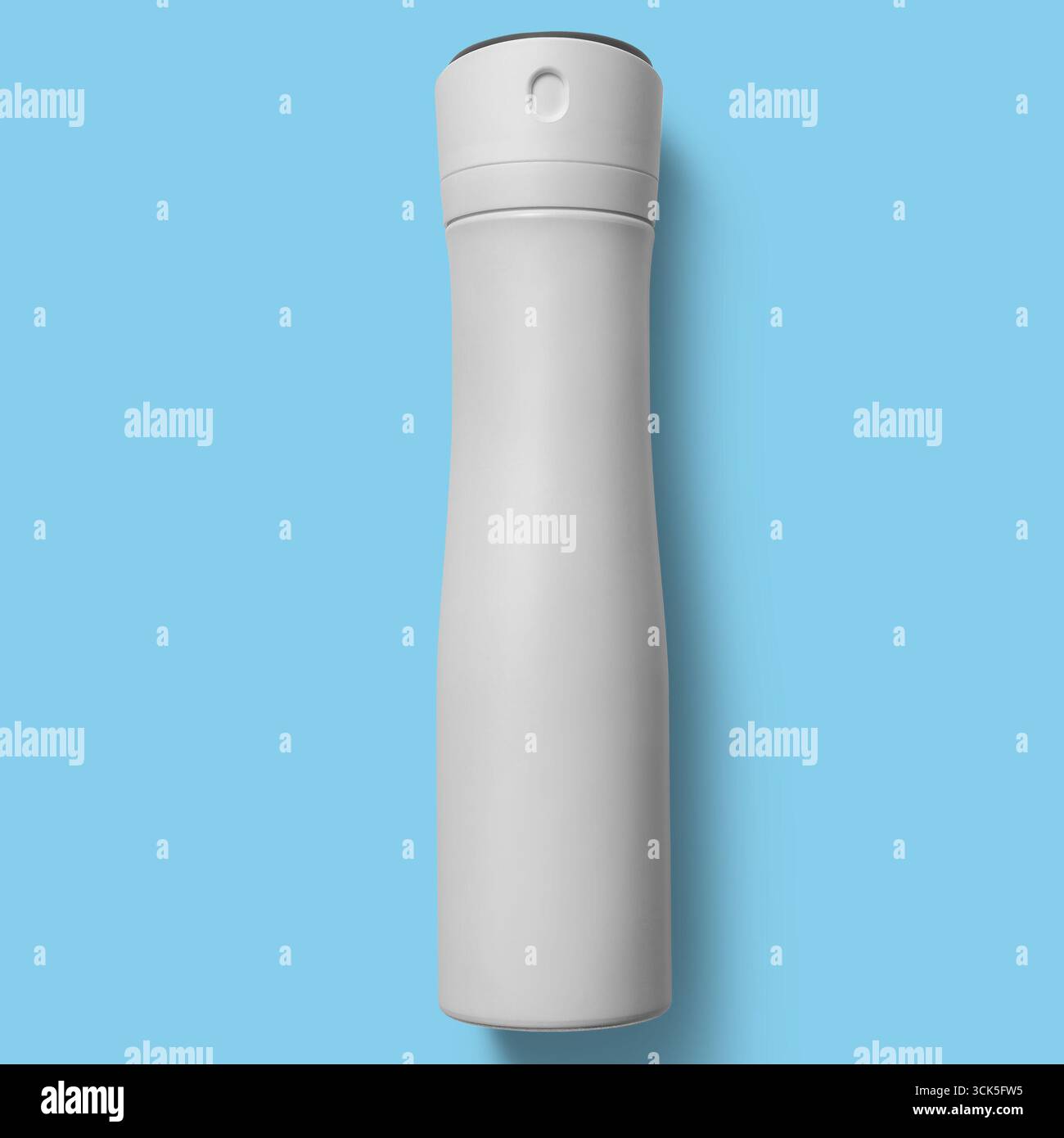 Eine schlanke, moderne Wasserflasche, die für Feuchtigkeit unterwegs konzipiert wurde. Stockfoto