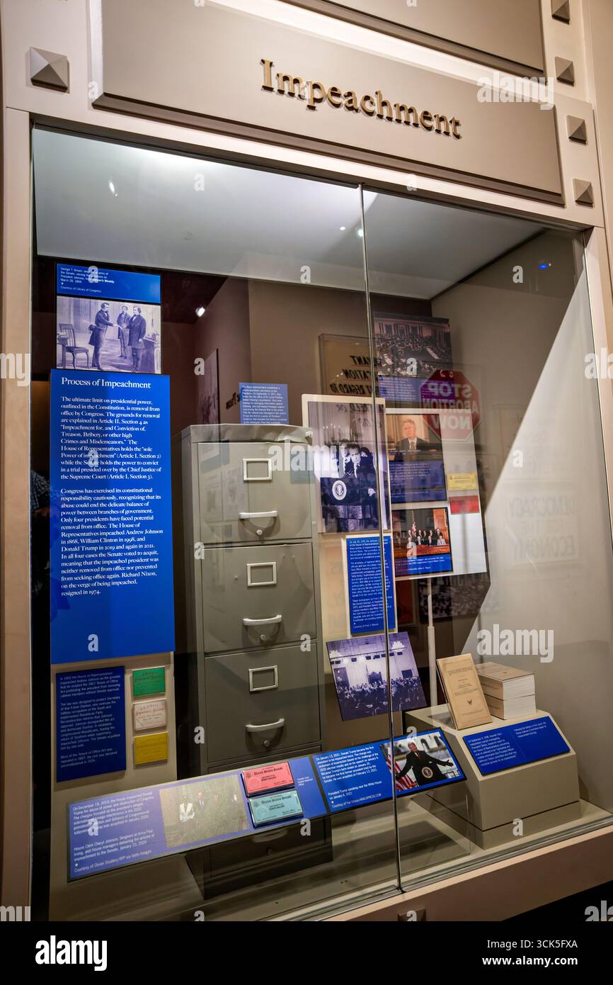 Smithsonian National Museum of American History Impeachment Exhibition Washington DC // WASHINGTON DC – das Smithsonian National Museum of American History präsentiert eine Ausstellung über den Prozess der Amtsenthebung in den Vereinigten Staaten. Die Ausstellung beschreibt die verfassungsrechtlichen Gründe für die Amtsenthebung gemäß Artikel II Abschnitt 4, einschließlich Hochverrat, Bestechung oder andere hohe Verbrechen und Vergehen. Er hebt historische Fälle von Amtsenthebungen hervor und stellt fest, dass das Repräsentantenhaus Andrew Johnson, William Clinton und Donald Trump enthebte, während Richard Nixon zurücktrat, bevor er konnte Stockfoto