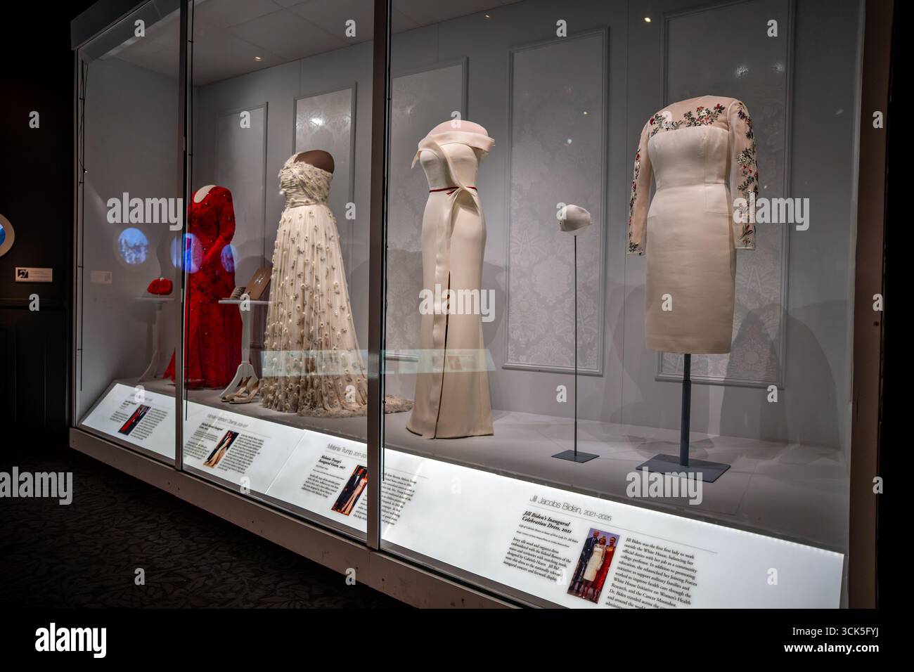 Eröffnungskleider des Smithsonian National Museum of American History Washington DC // WASHINGTON DC – das Smithsonian National Museum of American History zeigt Eröffnungskleider, die von vier First Ladies getragen wurden: Laura Welch Bush, Michelle Robinson Obama, Melania Trump und Jill Jacobs Biden. Die Ausstellung zeigt die Kleider und beschreibt die Initiativen und Hinterlassenschaften jeder First Lady während ihrer Zeit im Weißen Haus. Laura Bushs Kleid aus dem Jahr 2001 war eine rubinrote Chantilly-Spitze, während Michelle Obamas Kleid aus dem Jahr 2009 ein einschultriges Seidenchiffon-Design von Jason Wu war. Melania Trumps Kleid aus dem Jahr 2017 war eine Vanill Stockfoto