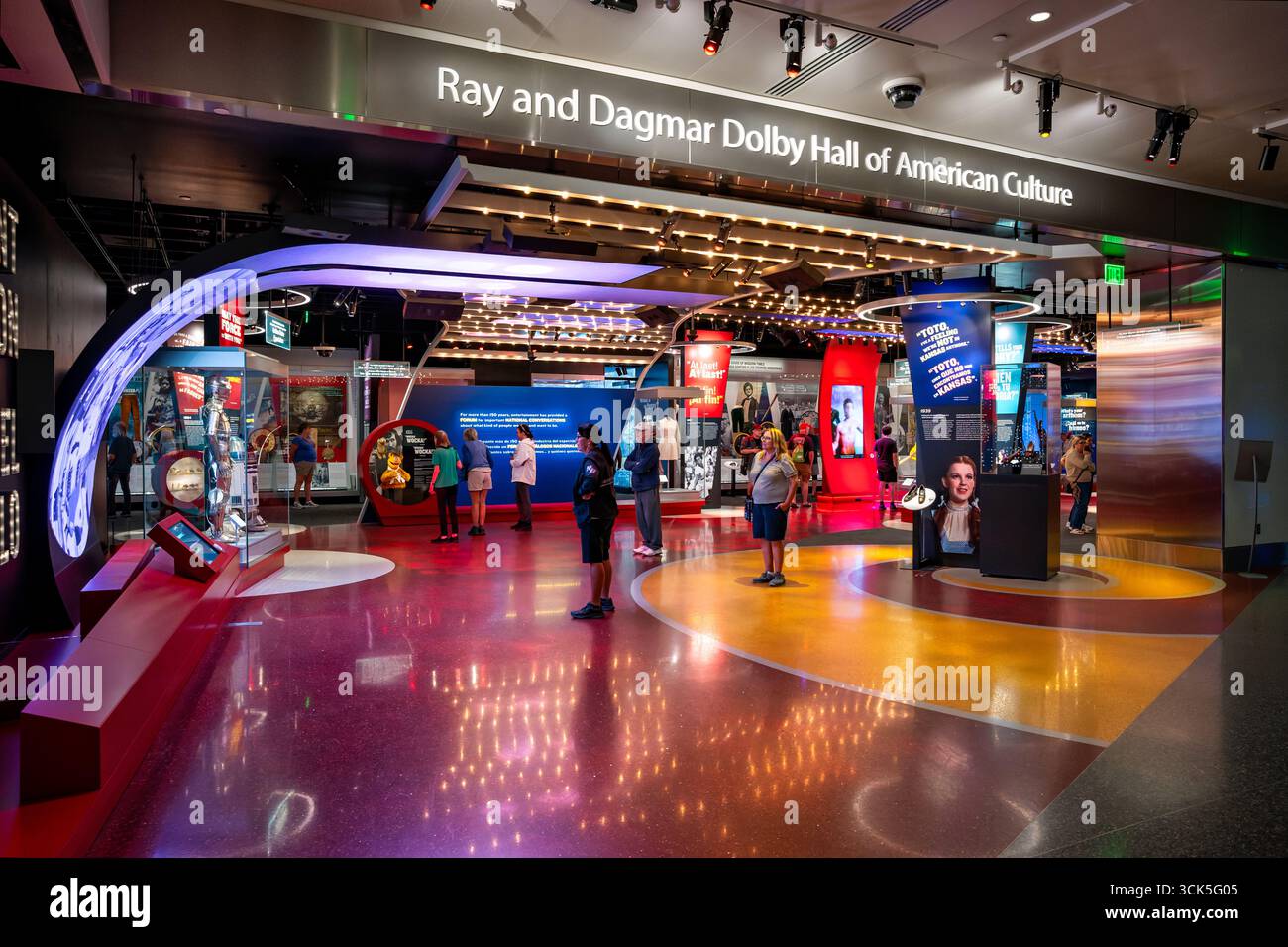 Smithsonian National Museum of American History Ray and Dagmar Dolby Hall of American Culture Washington DC // WASHINGTON DC — Ray and Dagmar Dolby Hall of American Culture im Smithsonian National Museum of American History zeigt die Ausstellung Entertainment Nation. Diese Ausstellung zeigt eine dynamische Auswahl an Objekten und interaktiven Erlebnissen, die aus der umfangreichen Sammlung von Artefakten zu Theater, Musik, Sport, Film und Fernsehen stammen. Die Kollektion unterstreicht die kraftvolle und sich ständig verändernde Landschaft der amerikanischen Unterhaltung. Das Museum ist ein prominentes Institut Stockfoto