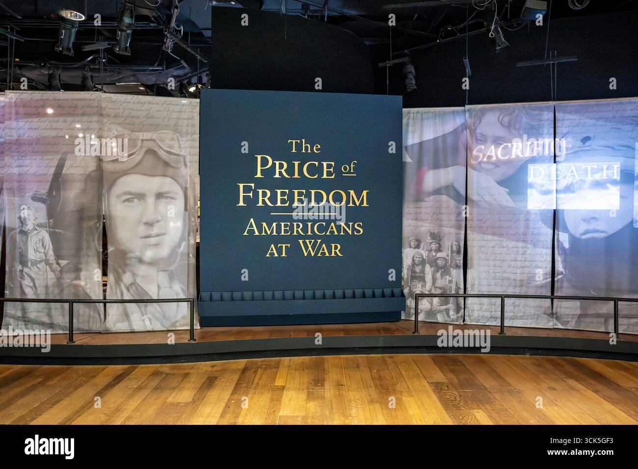 Smithsonian National Museum of American History Washington DC // WASHINGTON DC — The Price of Freedom: Americans at war im Smithsonian National Museum of American History wird die Geschichte der amerikanischen Militäreinsätze untersucht. Die Ausstellung untersucht, wie Kriege die amerikanische Geschichte von den Franzosen- und Indianerkriegen bis heute geprägt haben. Zu den Anzeigen gehören historische Bilder und Textfelder, z. B. Anführungszeichen aus historischen Dokumenten. Die Ausstellung soll einen umfassenden Einblick in die militärische Vergangenheit des Landes geben. Stockfoto