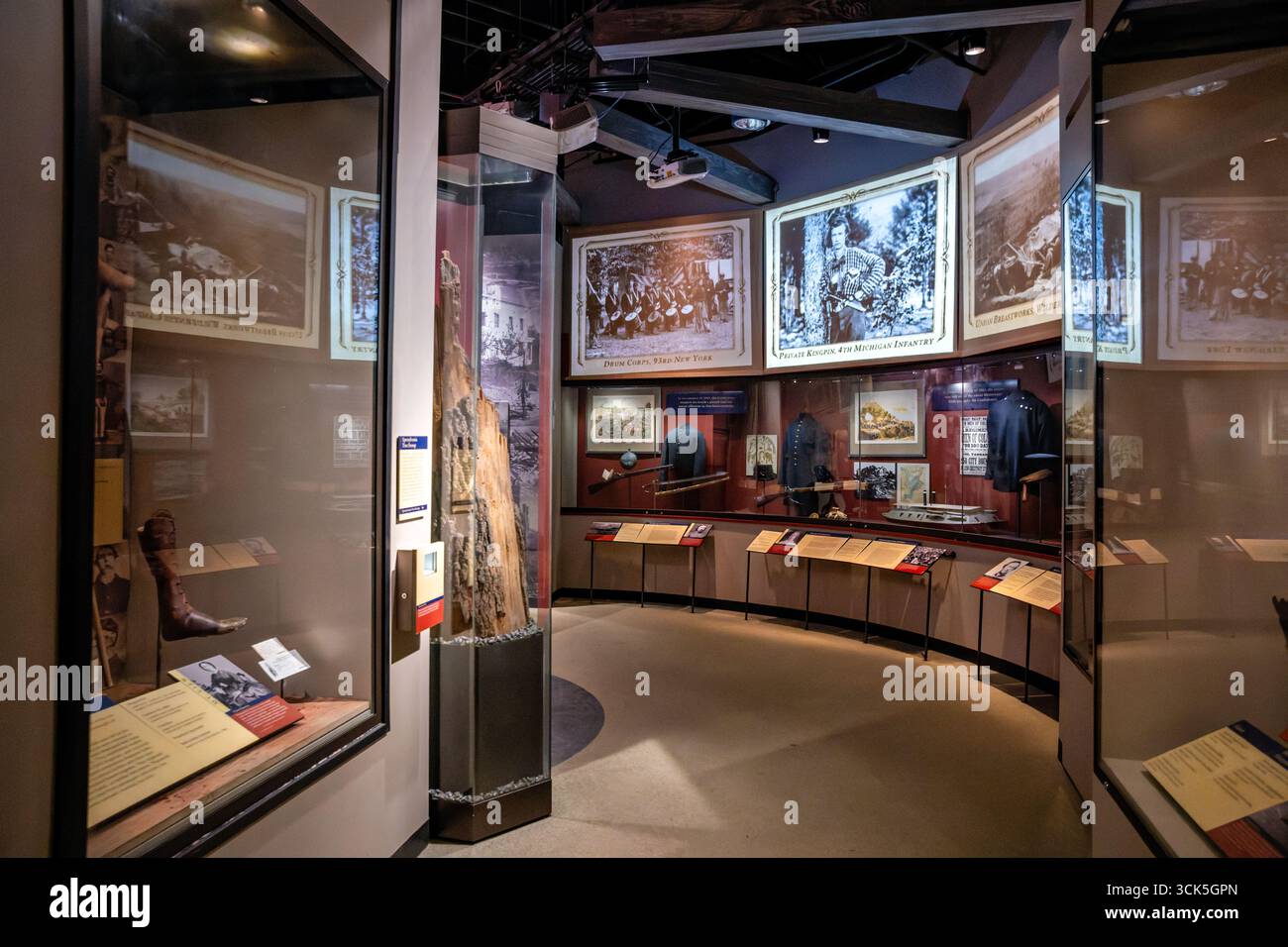 Smithsonian National Museum of American History The Price of Freedom Exhibit Washington DC // The Price of Freedom: Americans at war Exhibit im Smithsonian National Museum of American History untersucht die entscheidende Rolle militärischer Konflikte in der amerikanischen Geschichte. Die Ausstellung zeigt Artefakte, Bilder und Informationen, die von den französischen und indischen Kriegen bis hin zu zeitgenössischen Konflikten reichen und einen umfassenden Blick auf die militärische Vergangenheit des Landes bieten. Zu den Ausstellungen gehören Uniformen, Waffen und historische Fotografien, die den Kontext für die Opfer und Erfahrungen Einer darstellen Stockfoto